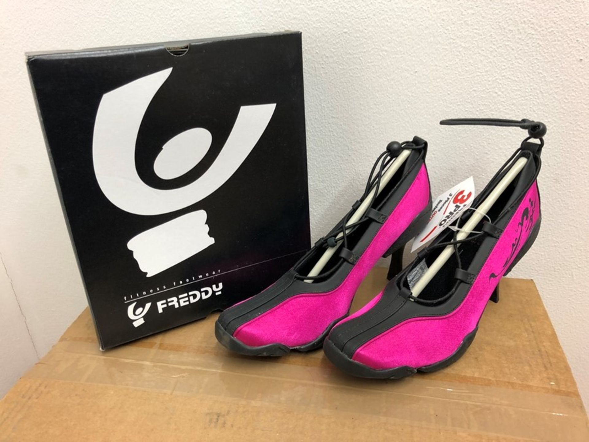 1 BOXED PAIR OF FREDDY 3 PRO FITNESS SPORTS HEELS IN FUCHSIA AND BLACK / SIZE 7.5 IN LADIES / RRP £