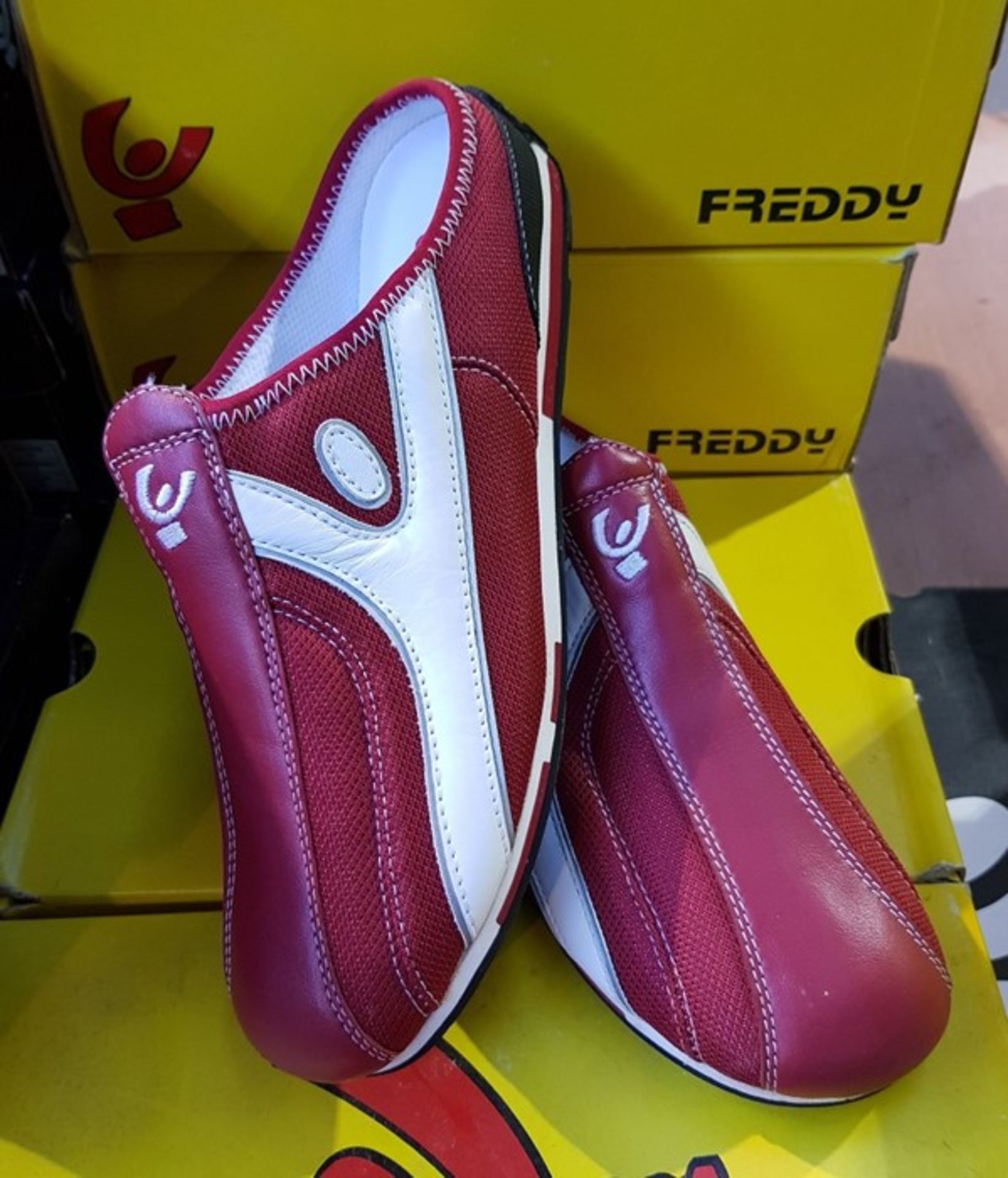 1 BOXED PAIR OF FREDDYS K20N / RED,WHITE / UNISEX / SIZE 8 / RRP £61.00 (VIEWING HIGHLY