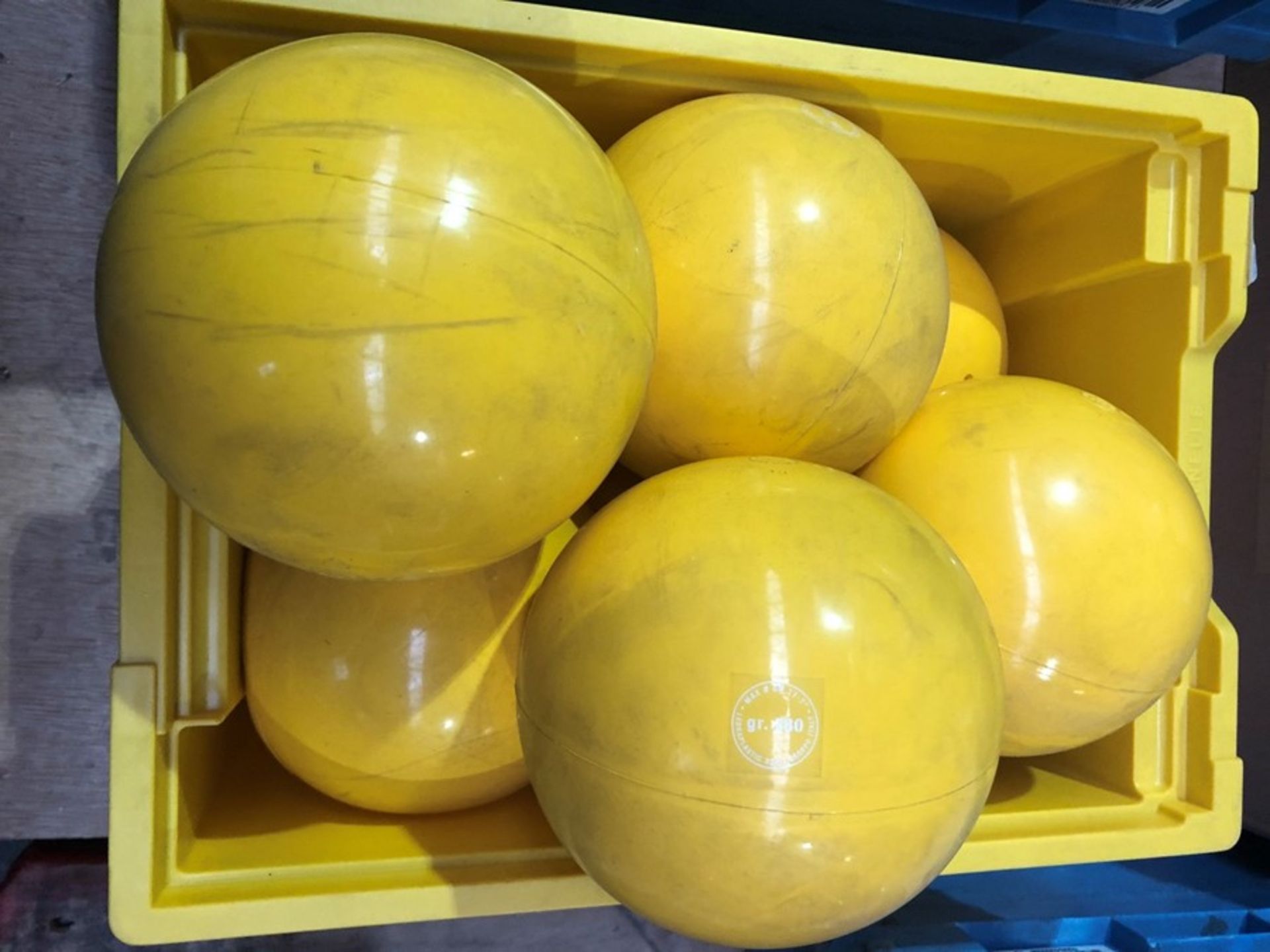 1 LOT TO CONTAIN 8 RHYTHMIC BALLS IN YELLOW (VIEWI