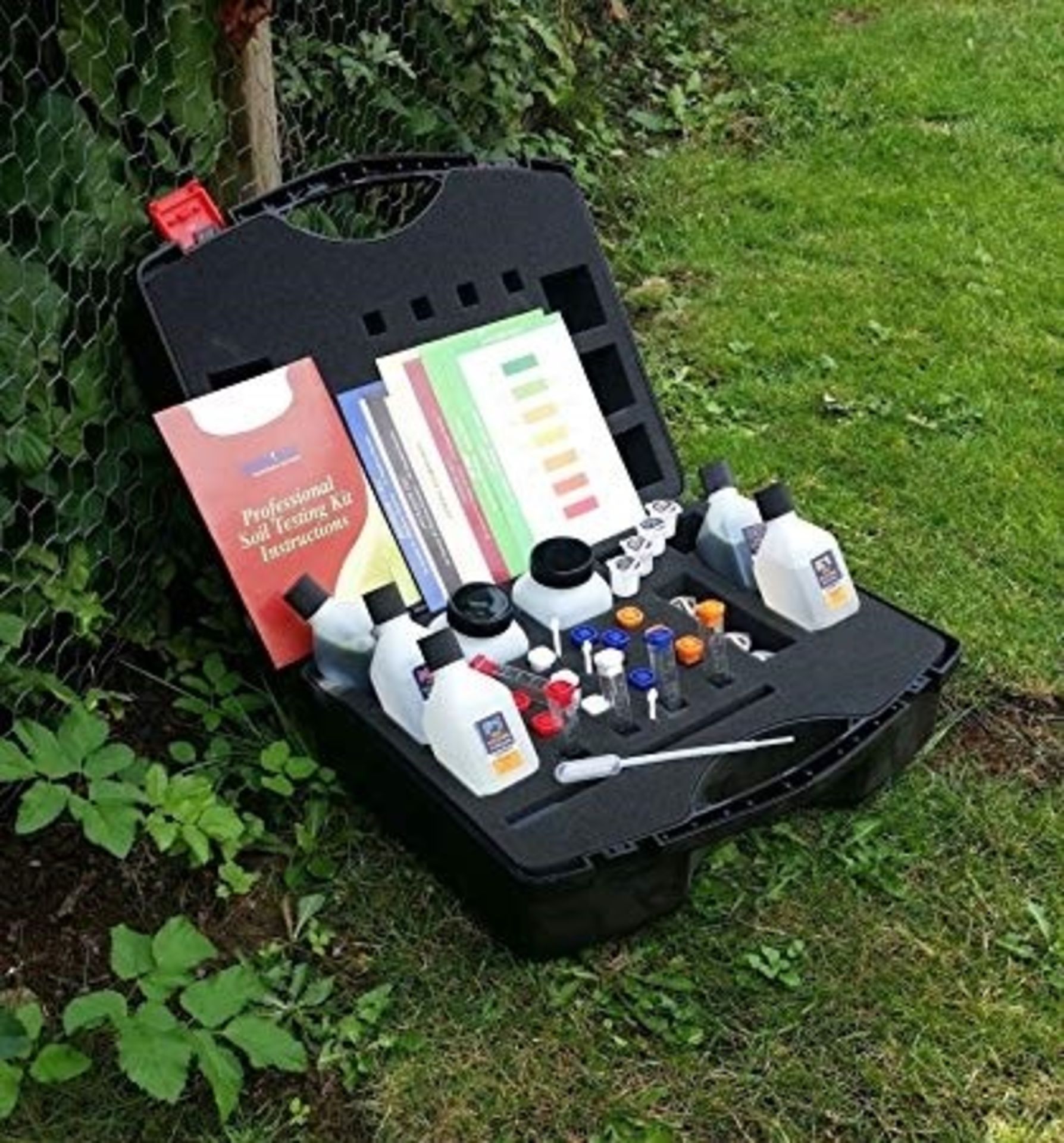 1 AS NEW PROFESSIONAL SOIL TESTING KIT / RRP £189.99 (VIEWING HIGHLY RECOMMENDED)