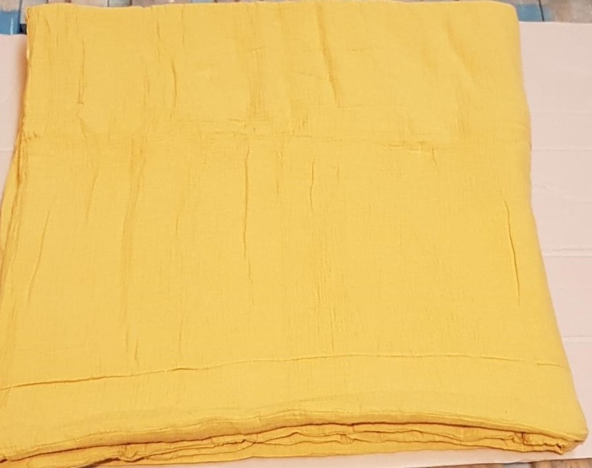 1 LA REDOUTE MUSTARD YELLOW BED THROW WITH TASSELS, APPROX 150 X 150CM (VIEWING HIGHLY RECOMMENDED)