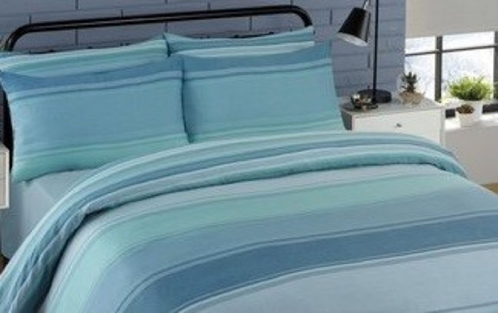 1 AS NEW BAGGED BENTLEY SINGLE DUVET SET IN TEAL (VIEWING HIGHLY RECOMMENDED)