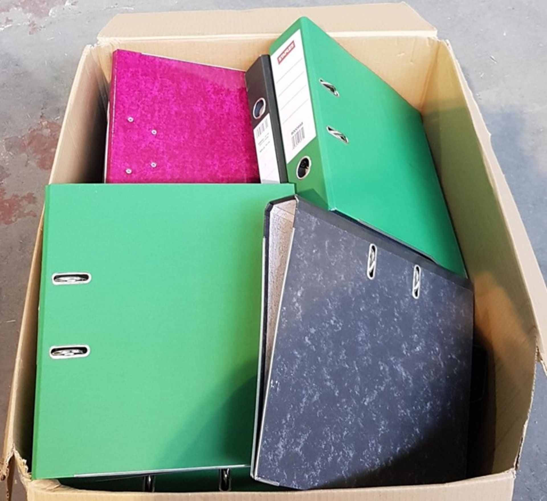 1 LOT TO CONTAIN VARIOUS A4 RING BINDERS IN DIFFERENT COLOURS - P/N 168 / APPROX 30 PIECES (