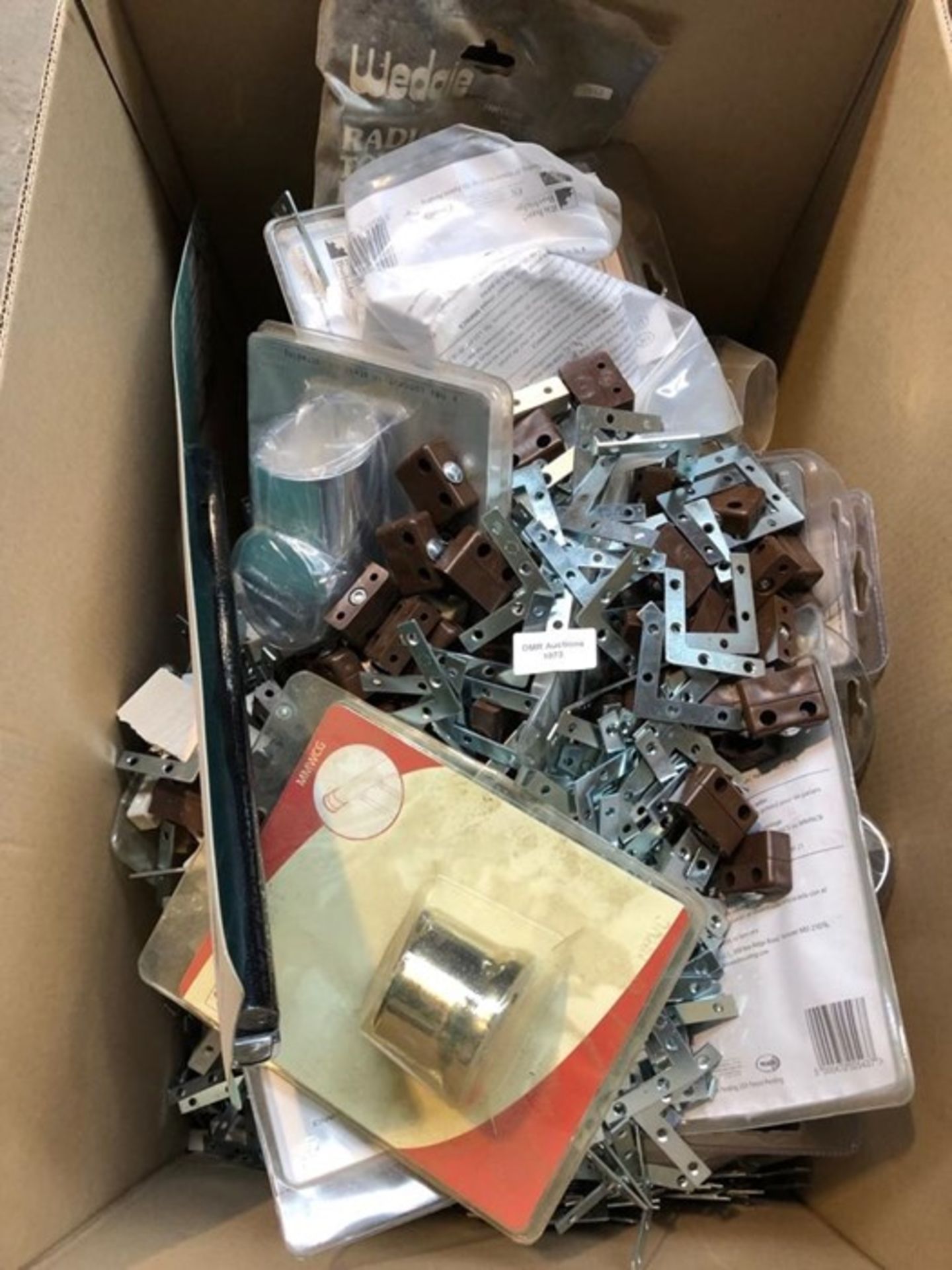 1 LOT TO CONTAIN ASSORTED DIY MATERIALS INCLUDES HORIZONTAL RIGHT TURN CONNECTOR / BRACKETS /