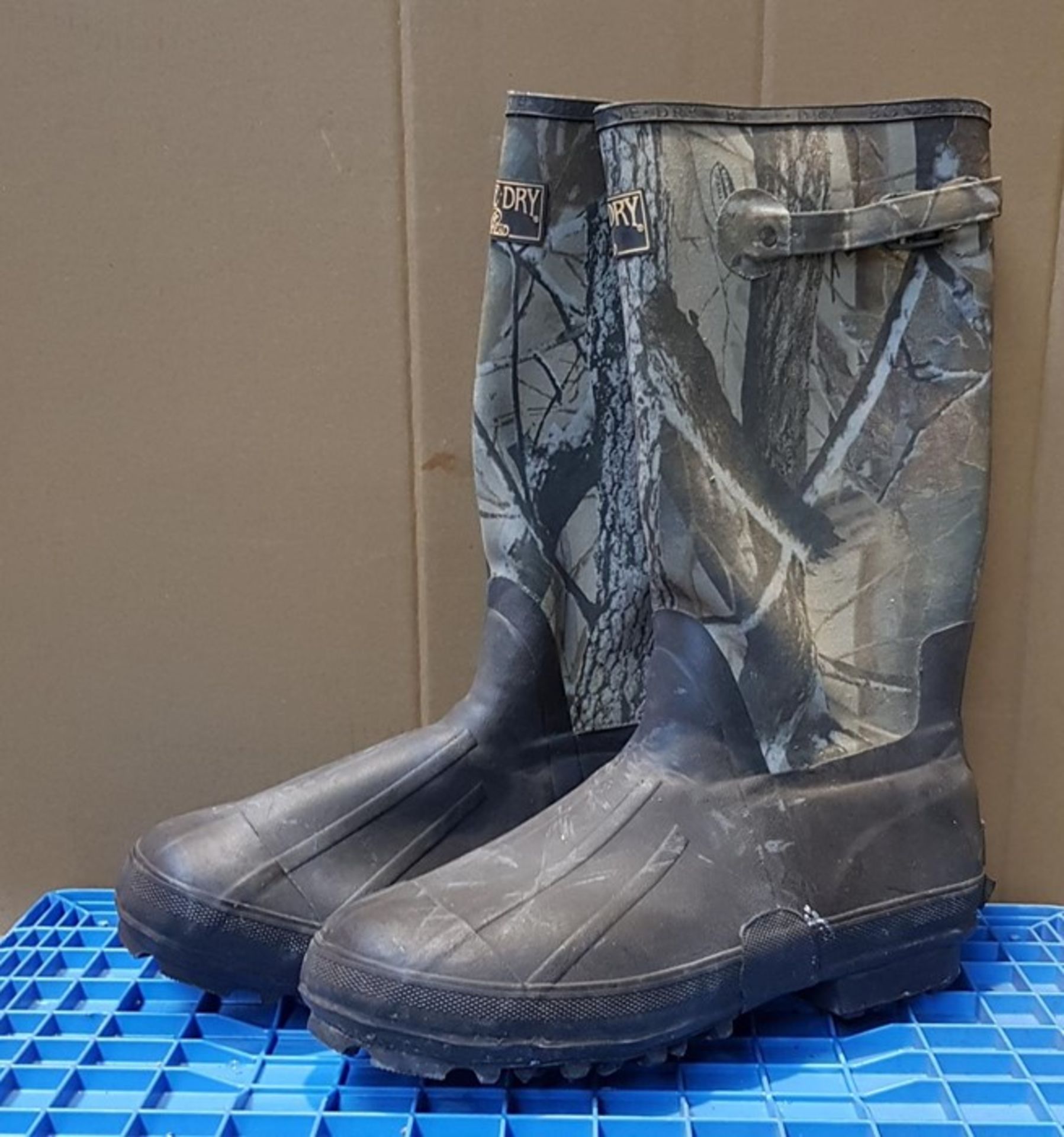 1 PAIR OF NEOPRENE THINSULATED WELLINGTON BOOTS, SIZE 12 (VIEWING HIGHLY RECOMMENDED)