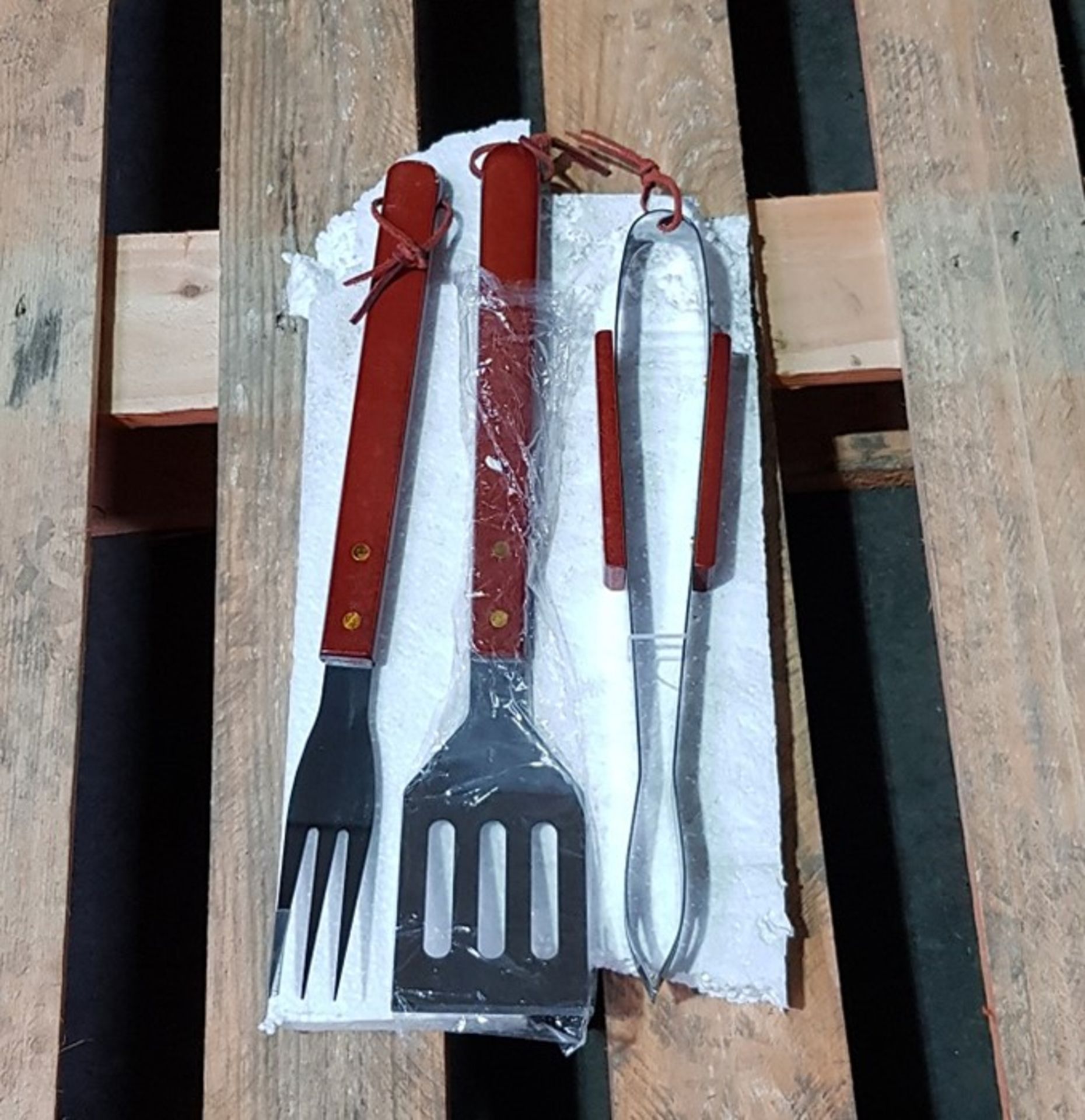 1 LOT TO CONTAIN GRADE B LA REDOUTE BBQ UTENSIL SET / QTY - 3 PIECES / RRP £29.99 (VIEWING HIGHLY