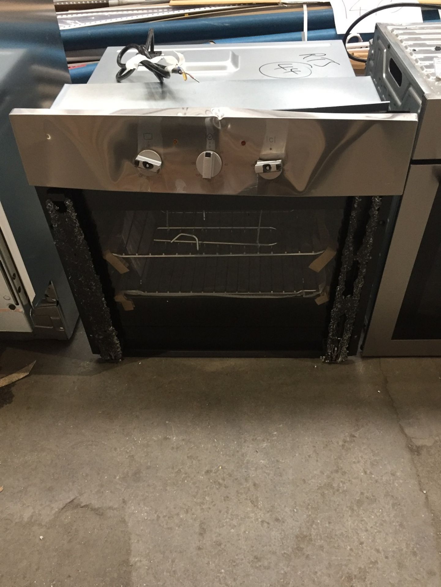 1 UNPACKAGED GRADE B UNTESTED HOTPOINT DD2544CIX DOUBLE OVEN, TRANSPORT IMPACT TO SIDE AND TOP OF - Image 2 of 2