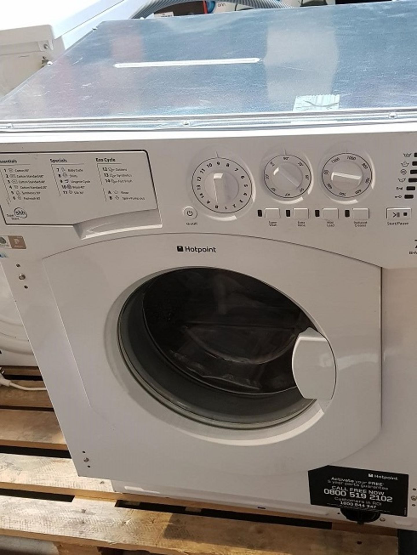 1 GRADE B INTEGRATED HOTPOINT 7KG WASHER, BHWM129 **SLIGHT DENT AND SCUFF TO FRONT LEFT** / RRP £ - Image 2 of 2