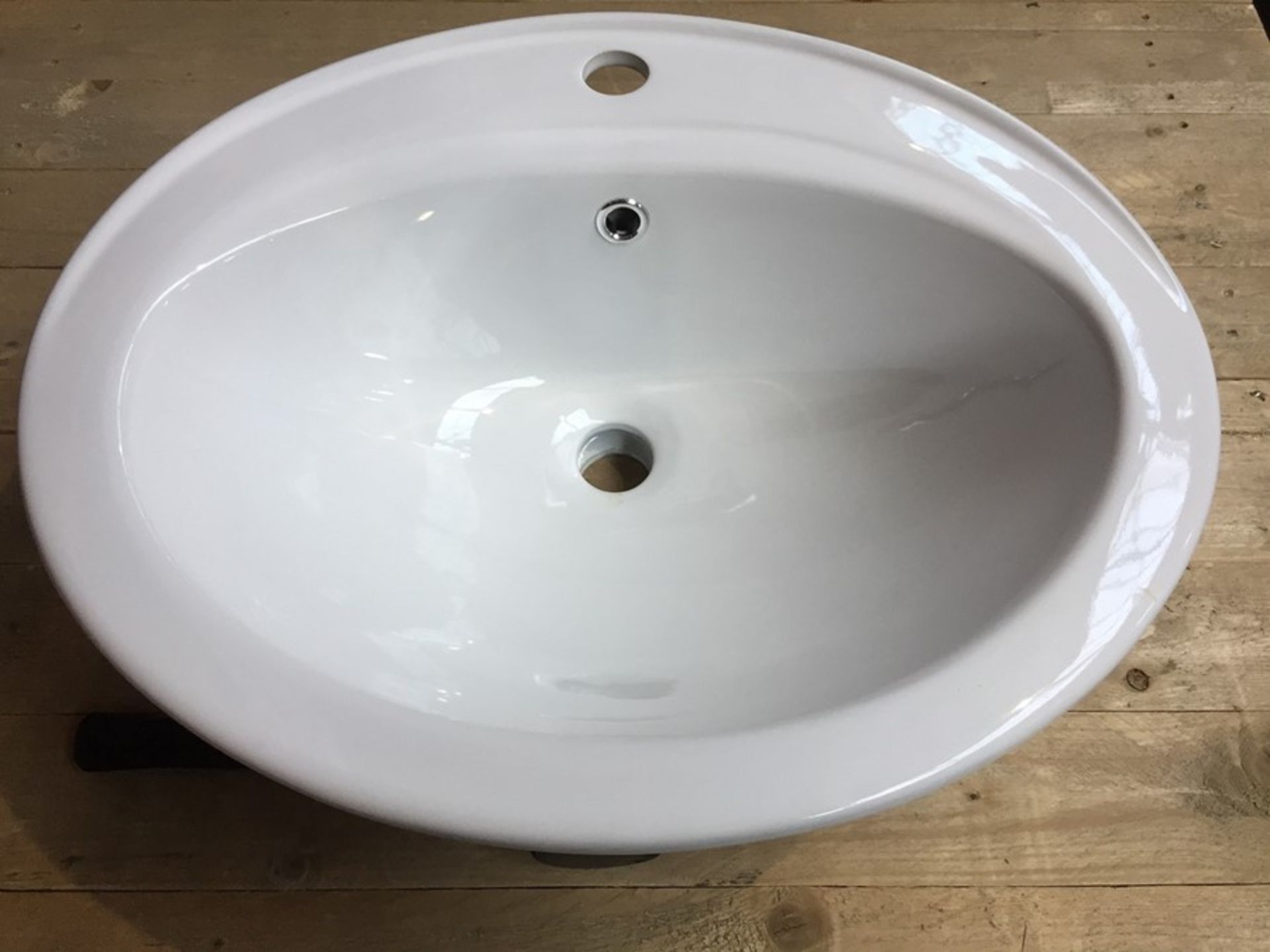 1 AS NEW BOXED OVAL INSET CERAMIC BASIN ONE TAP HOLE RRP £129.00 - C825.1