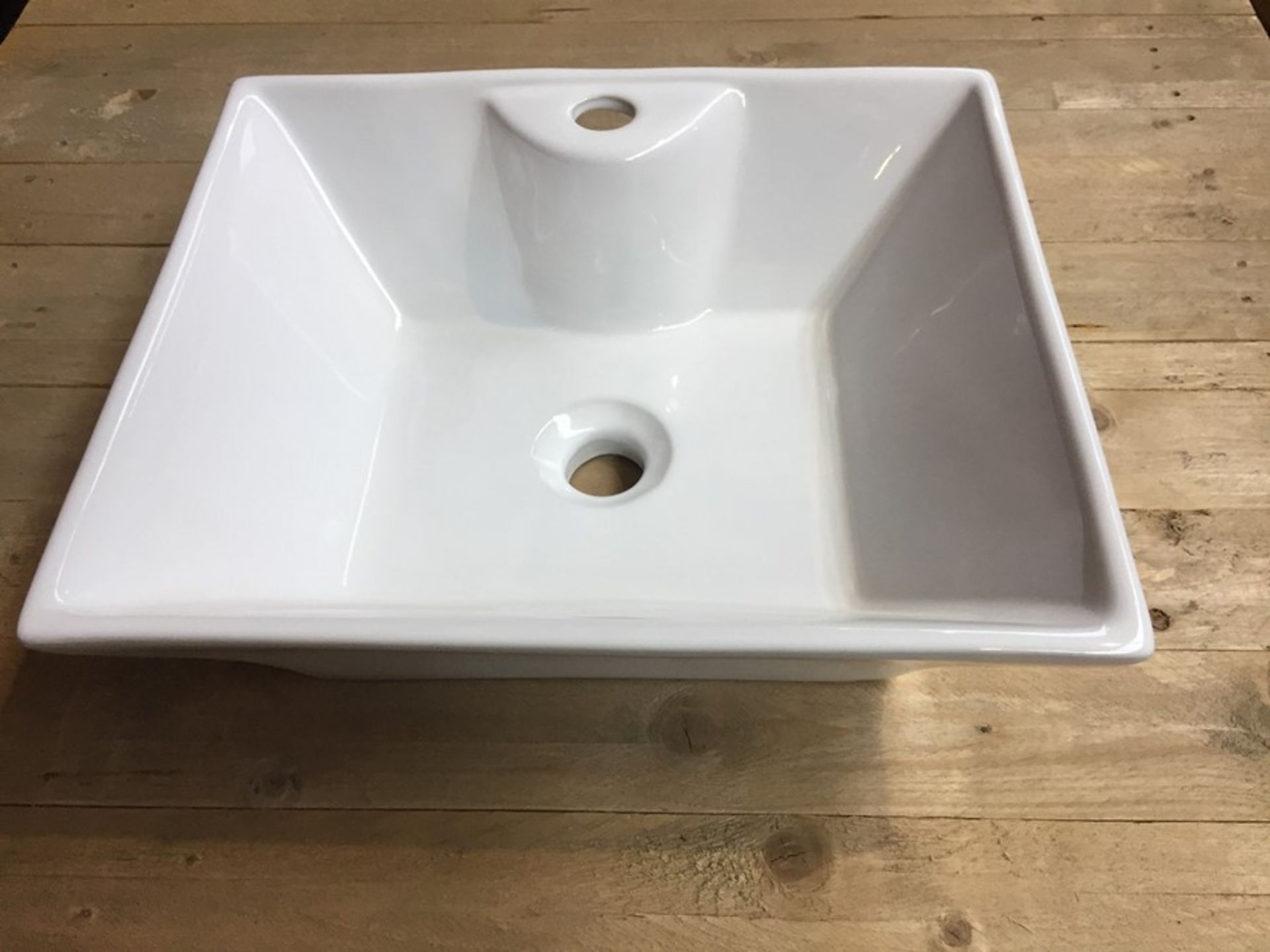 1 AS NEW BOXED RECTANGULAR COUNTER TOP CERAMIC BASIN ONE TAP HOLE RRP £149.00 - BELLEZZA CONTA