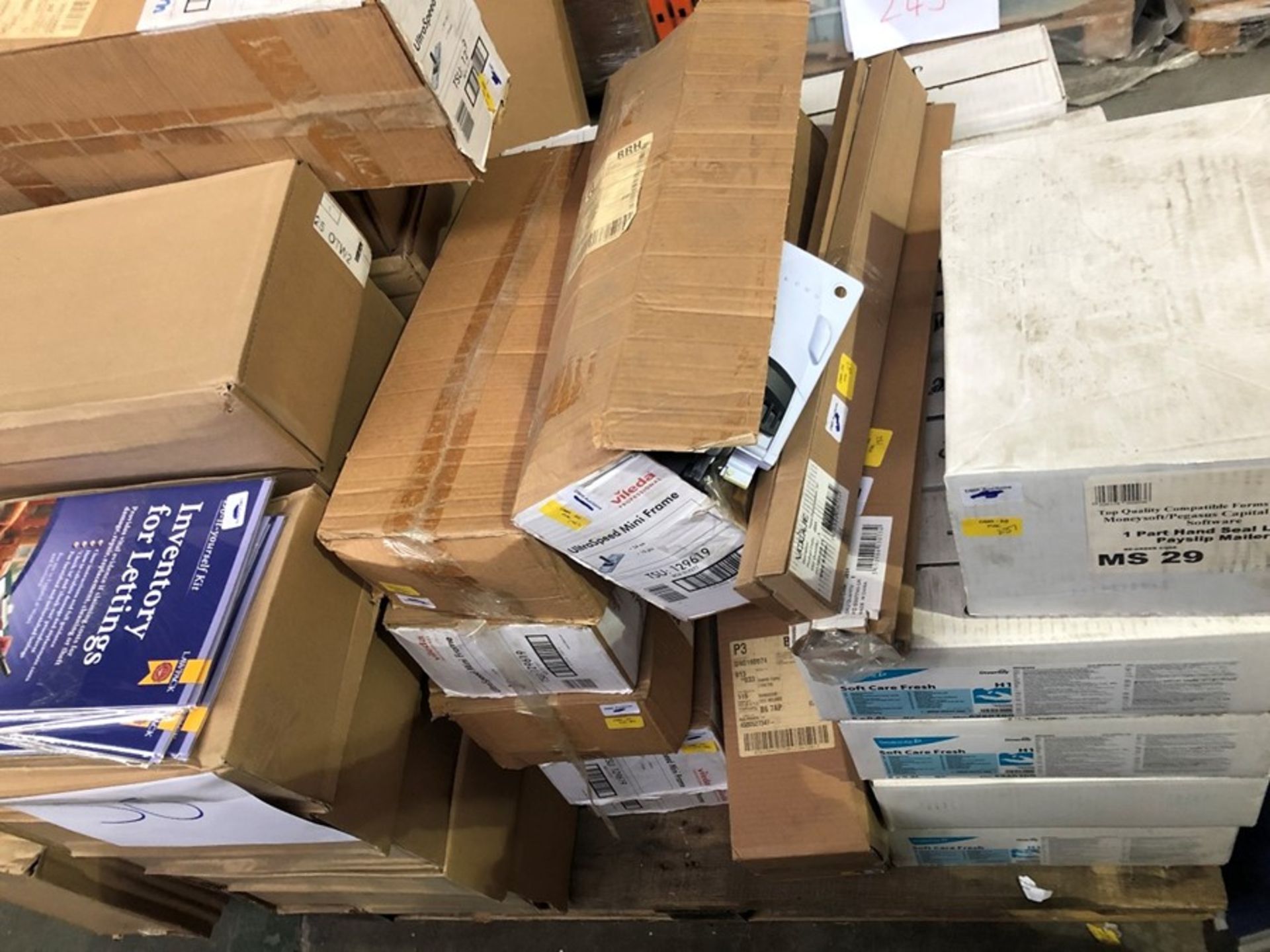 1 LOT TO CONTAIN ASSORTED STATIONERY EQUIPMENT AND MATERIALS INCLUDES ENVELOPES / SEALED AIR SOFT