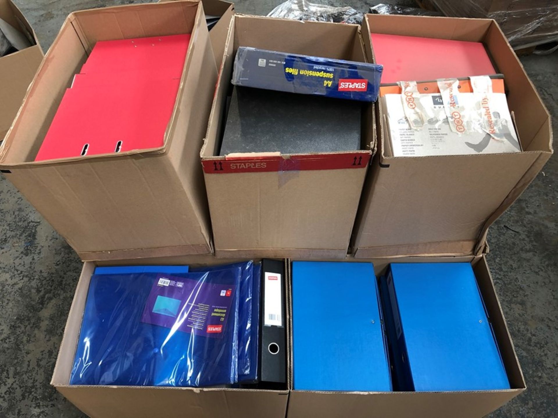 1 LOT TO CONTAIN ASSORTED OFFICE SUPPLIES, INCLUDES BOX FILES, COLOURS VARY, PLASTIC WALLETS, FOOT