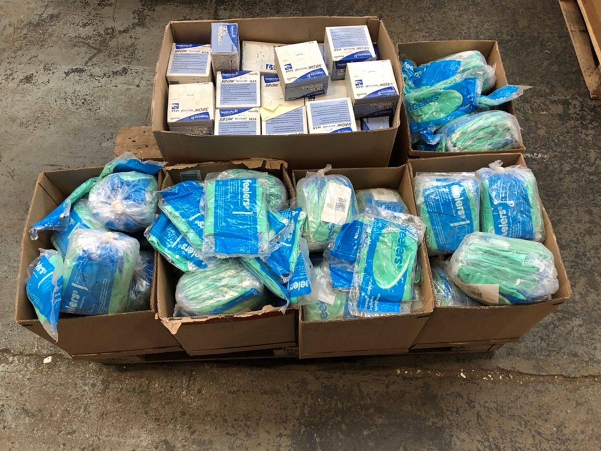 1 LOT TO CONTAIN APPROX 600 PAIRS OF CLINICAL RUBBER GLOVES SIZE LARGE AND APPROX 43 H34 SOFT CARE