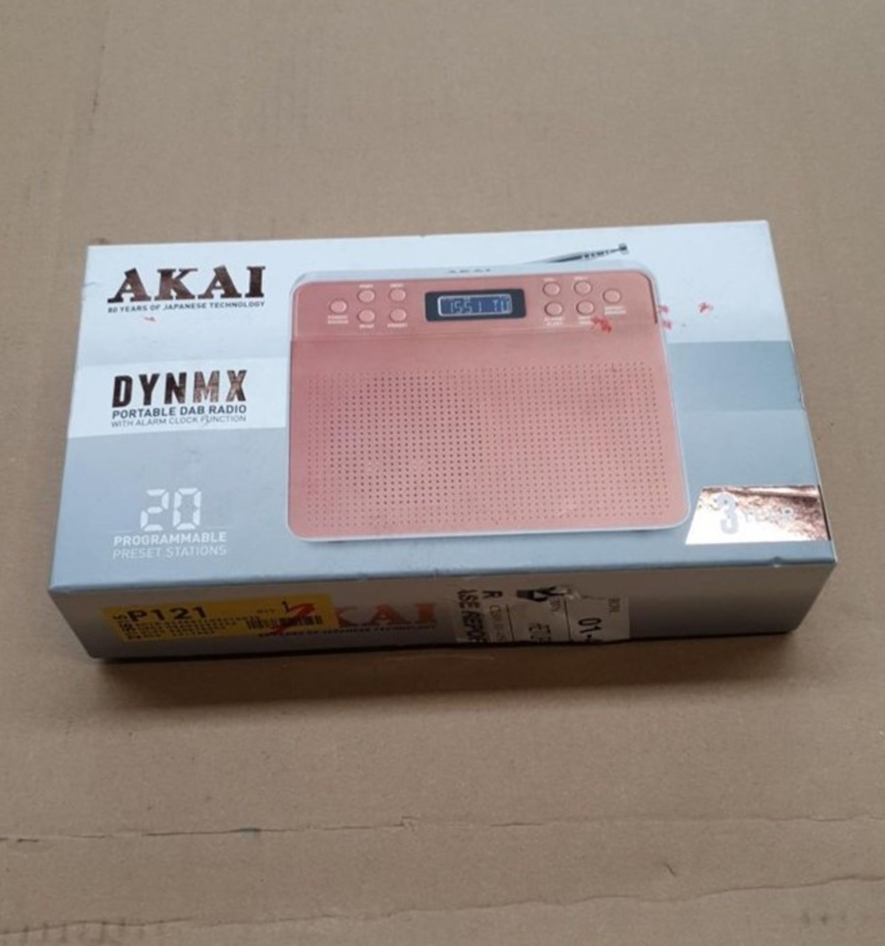 1 BOXED AKAI RETRO PORTABLE DYNMX DAB RADIO IN ROSE GOLD AND WHITE / BL - 5615 / RRP £30.00 (VIEWING