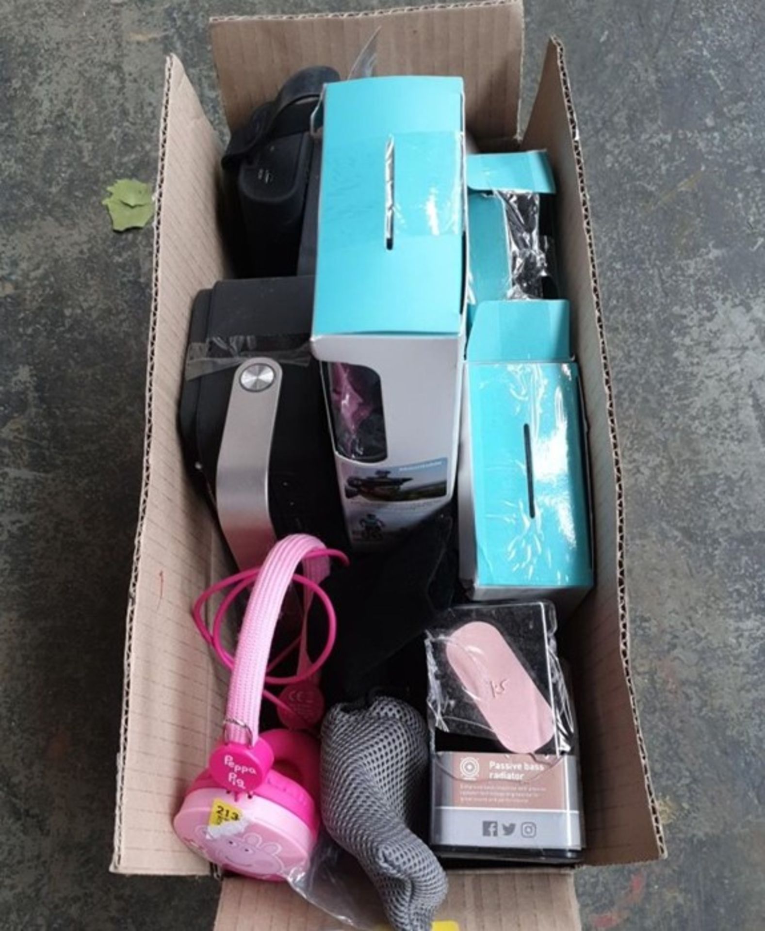 1 LOT TO CONTAIN 8 VARIOUS ELECTRICALS INCLUDING ACTION CAMERAS, CABLES AND HEADSETS / BL -3656 (