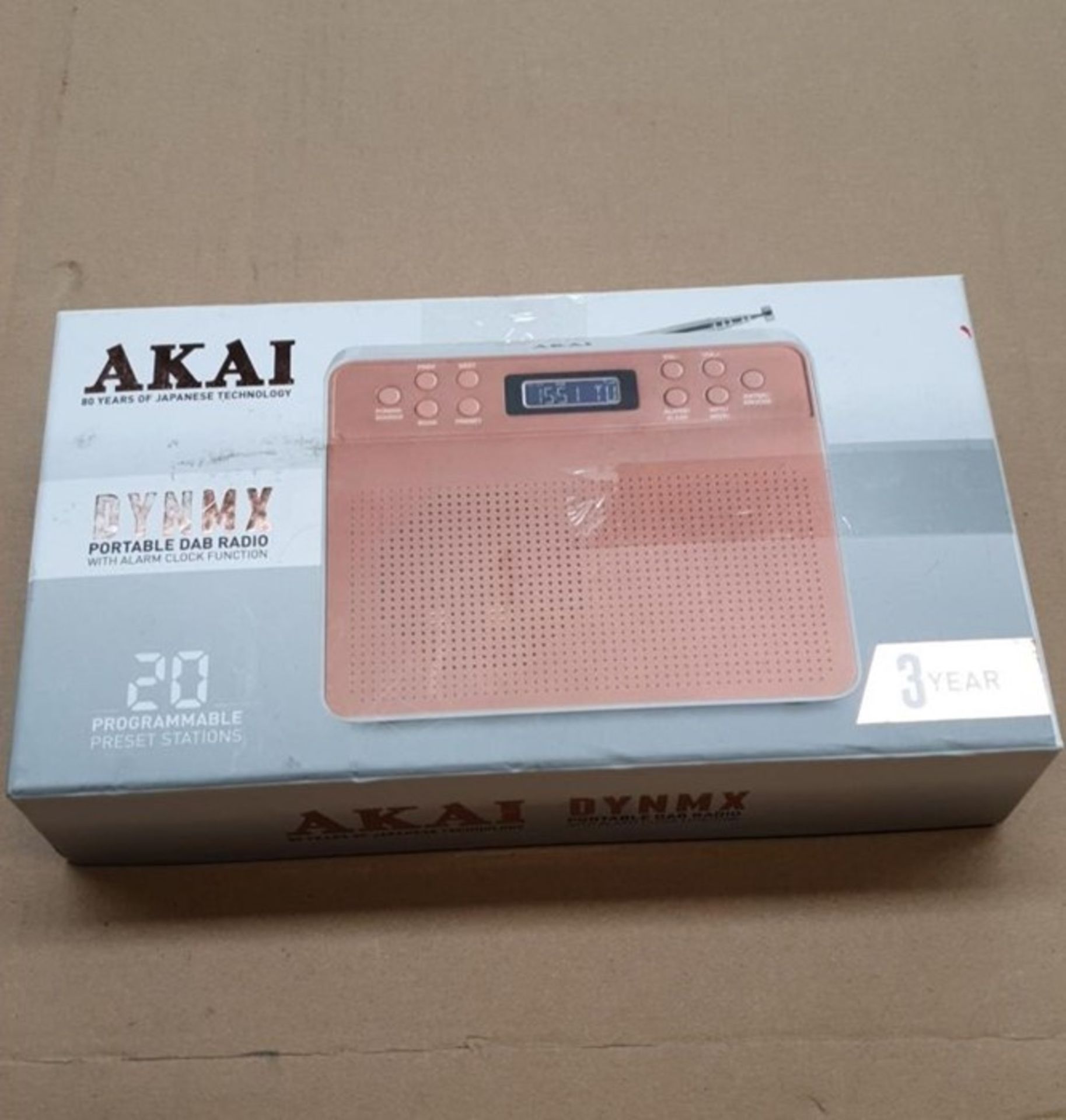 1 BOXED AKAI RETRO PORTABLE DYNMX DAB RADIO IN ROSE GOLD AND WHITE / BL - 5615 / RRP £30.00 (VIEWING