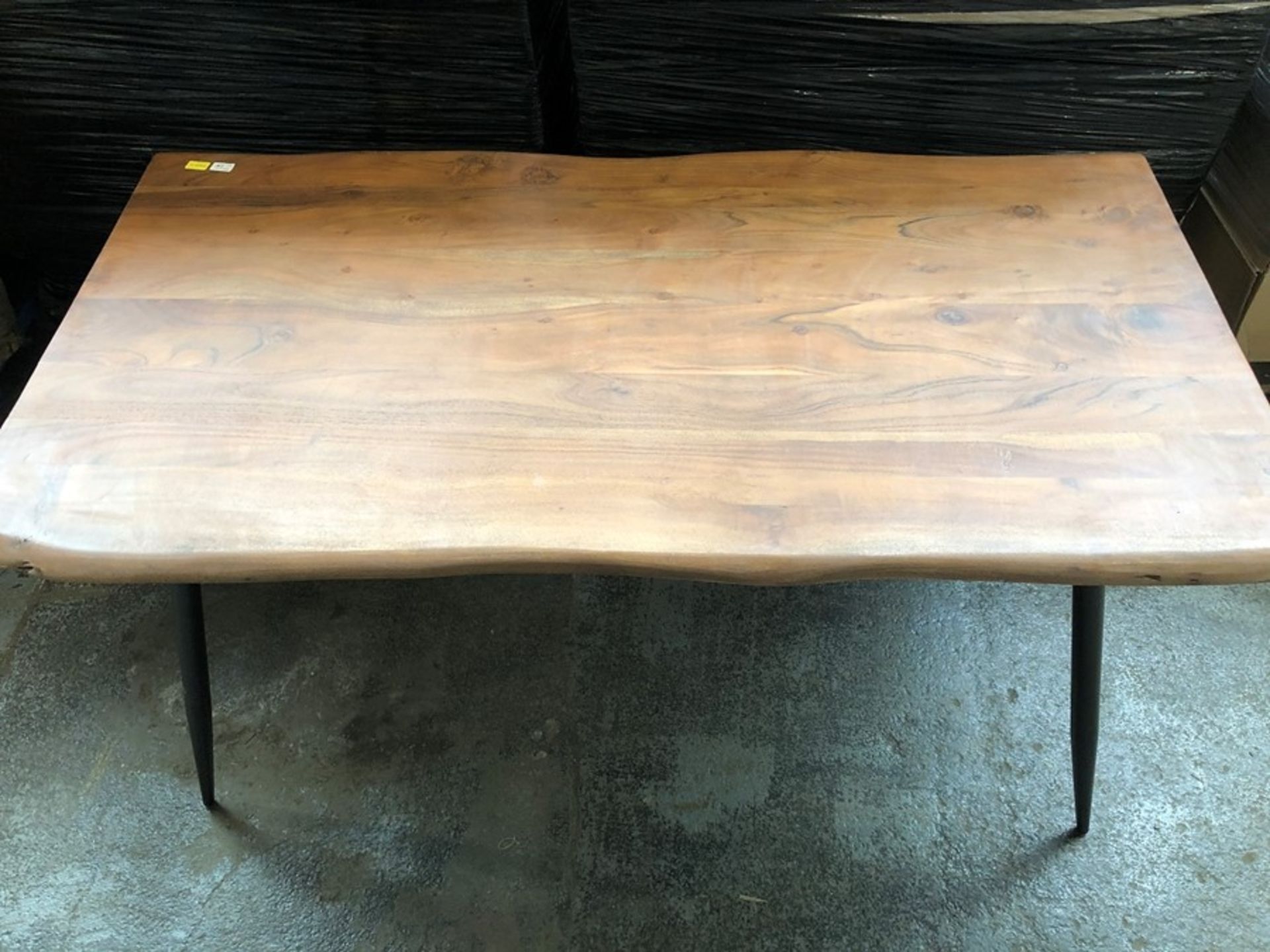 1 GRADE B 6 SEATER TABLE IN OAK / SLIGHT DAMAGE TO CORNER (VIEWING HIGHLY RECOMMENDED)