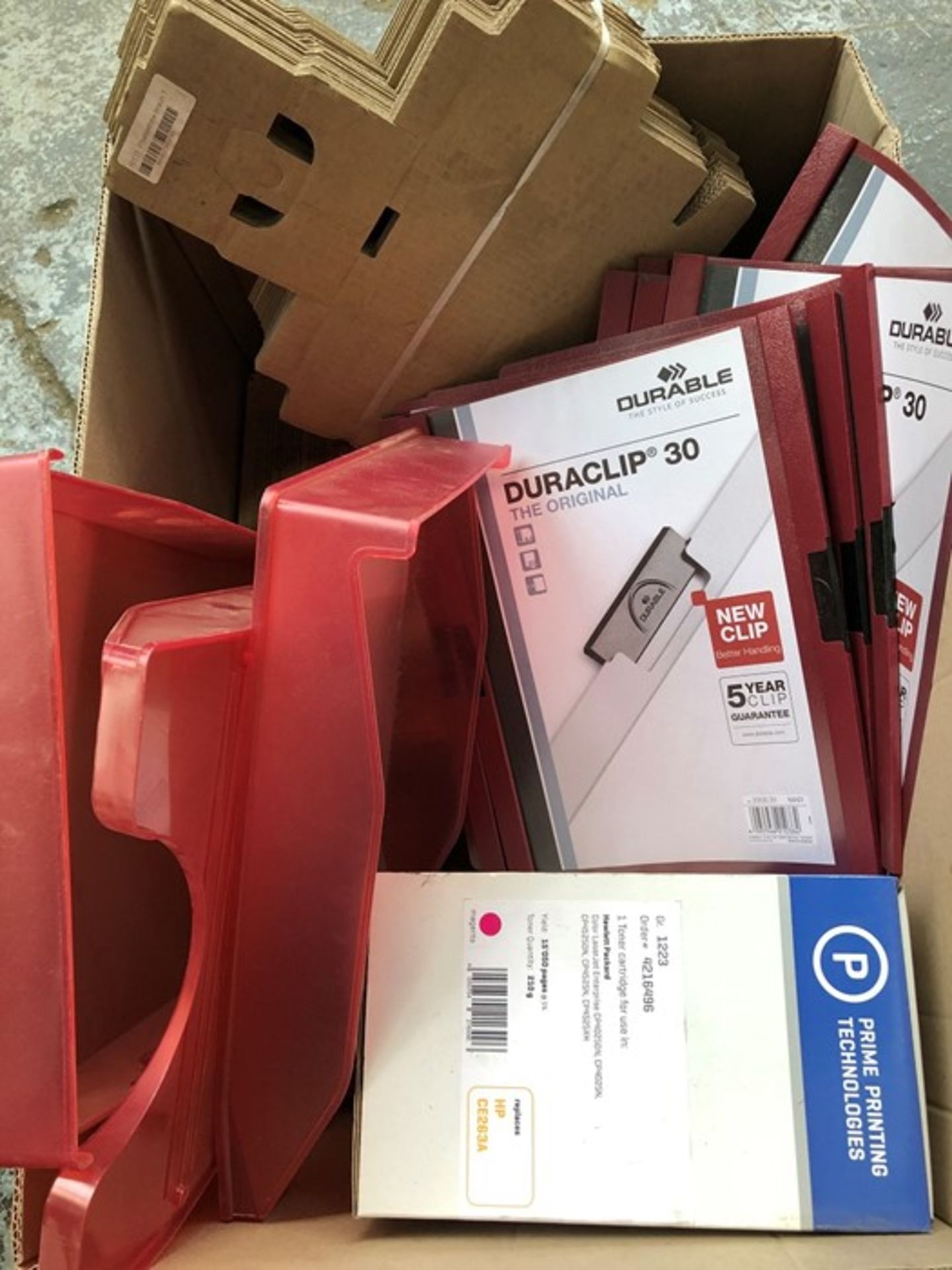 1 LOT TO CONTAIN ASSORTED STATIONERY EQUIPMENT / INCLUDES CARDBOARD, TRAYS, DURACLIP, TONER