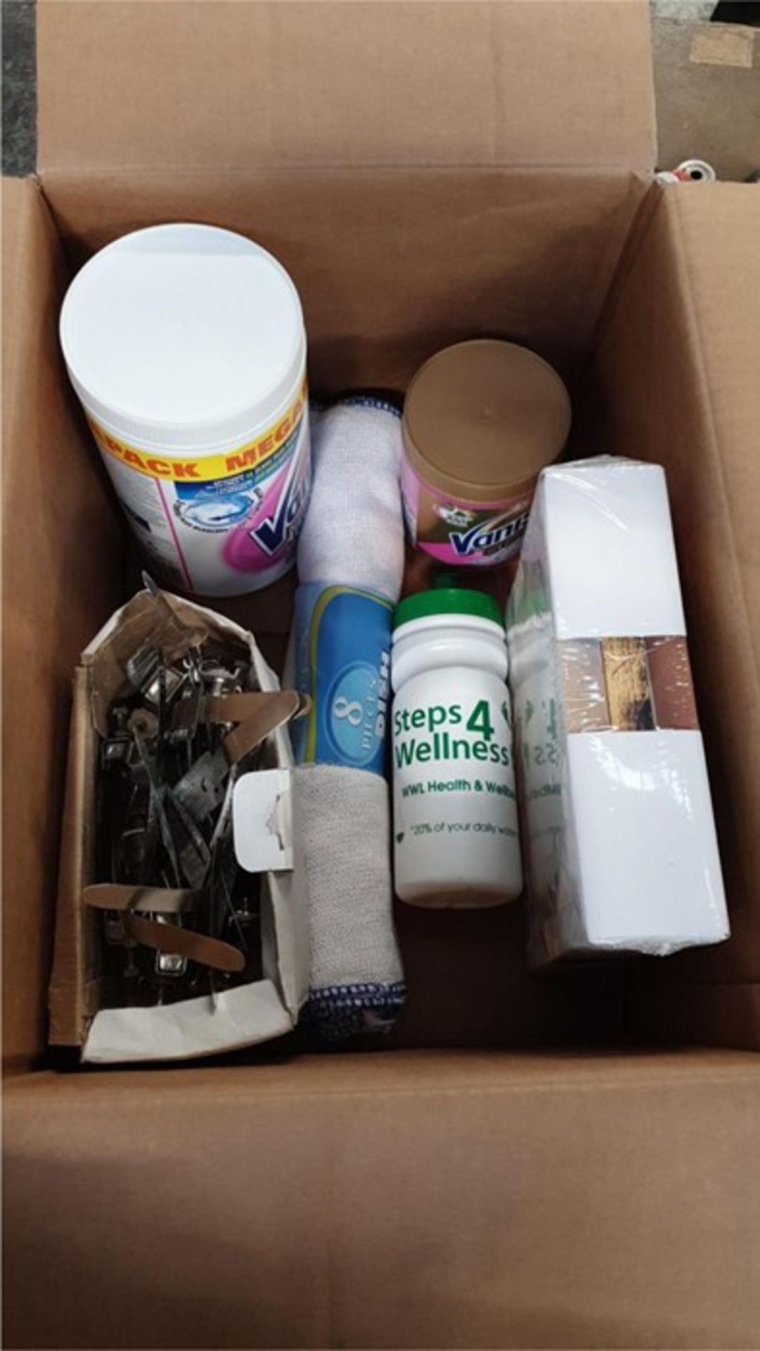 1 LOT TO CONTAIN ASSORTED ITEMS, INCLUDES VANISH WASHING POWDERS, DISH CLOTHS, CANVAS PRINT,