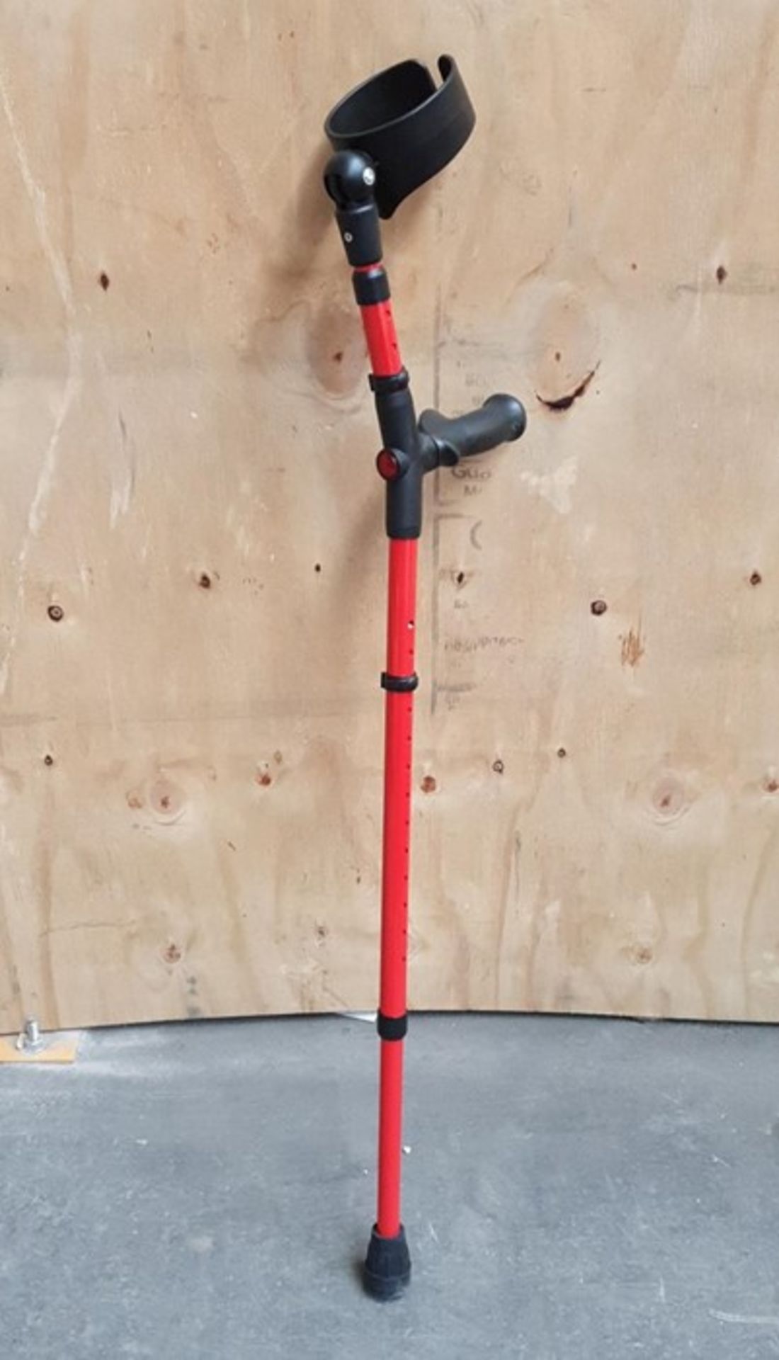 ME : 1 AS NEW RIGHT HAND ALUMINIUM ALLOY ADJUSTABLE CRUTCH IN RED WITH RIGHT HAND COMFORT SUPPORT