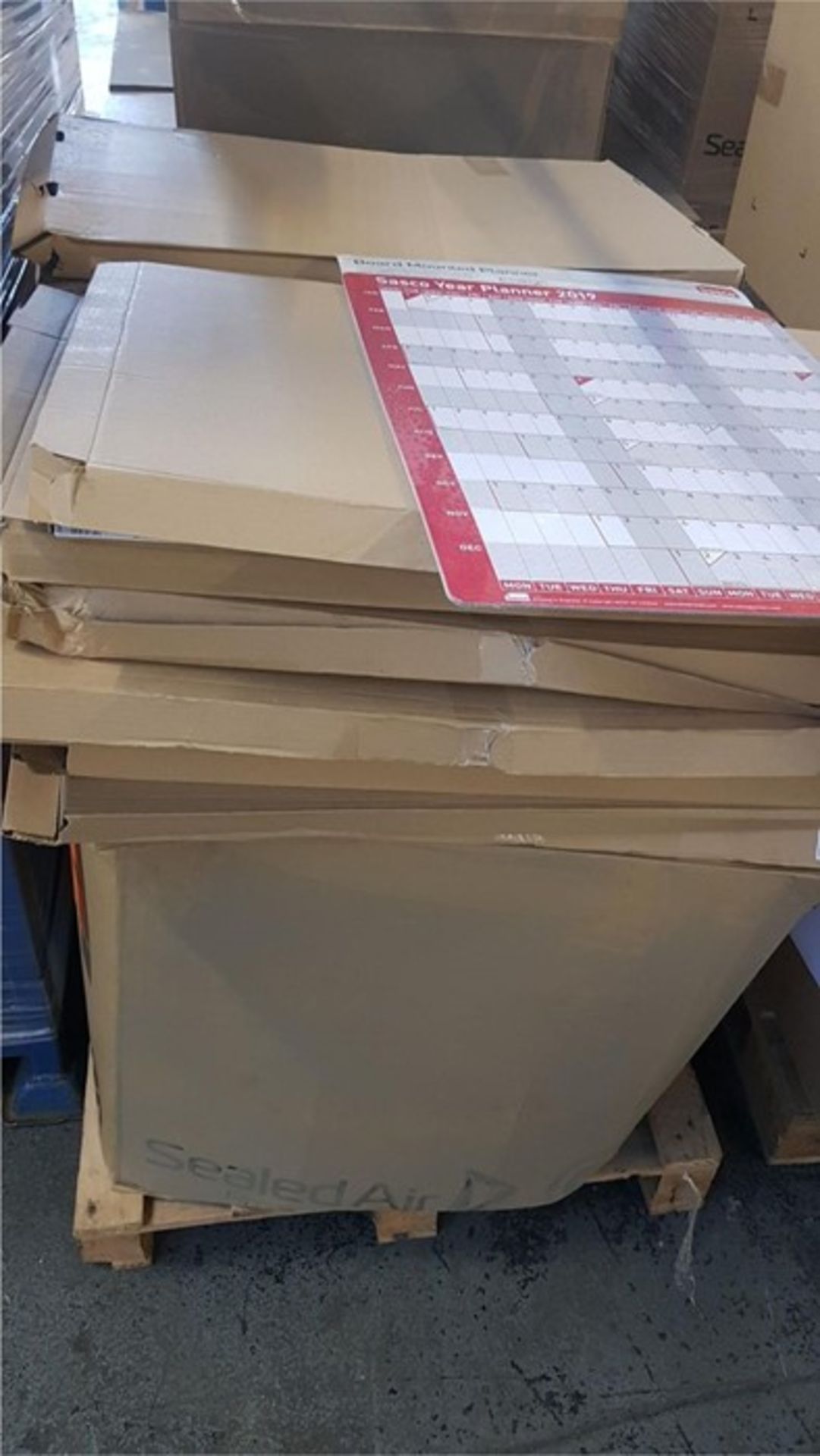 1 LOT TO CONTAIN 900 AIRCAP BUBBLE WRAP BAGS - 305MMX435MM, APPROX 65 WALL CALENDERS / PLANNERS /