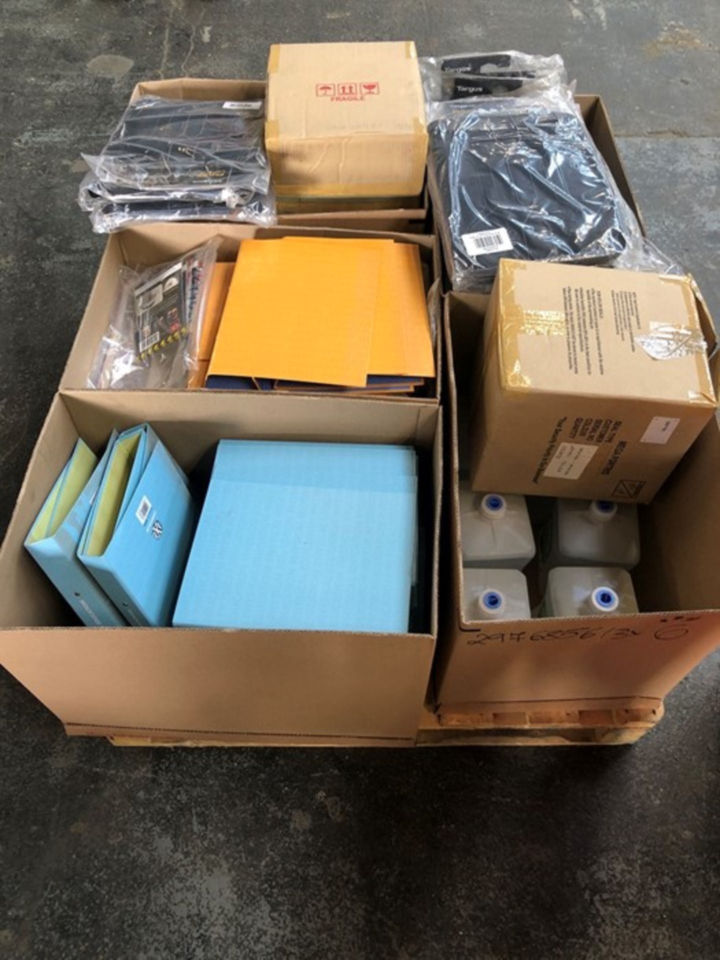 1 LOT TO CONTAIN ASSORTED STATIONARY EQUIPMENT / INCLUDES ASSORTED FOLDERS, SECURITY TAGS, HERMA