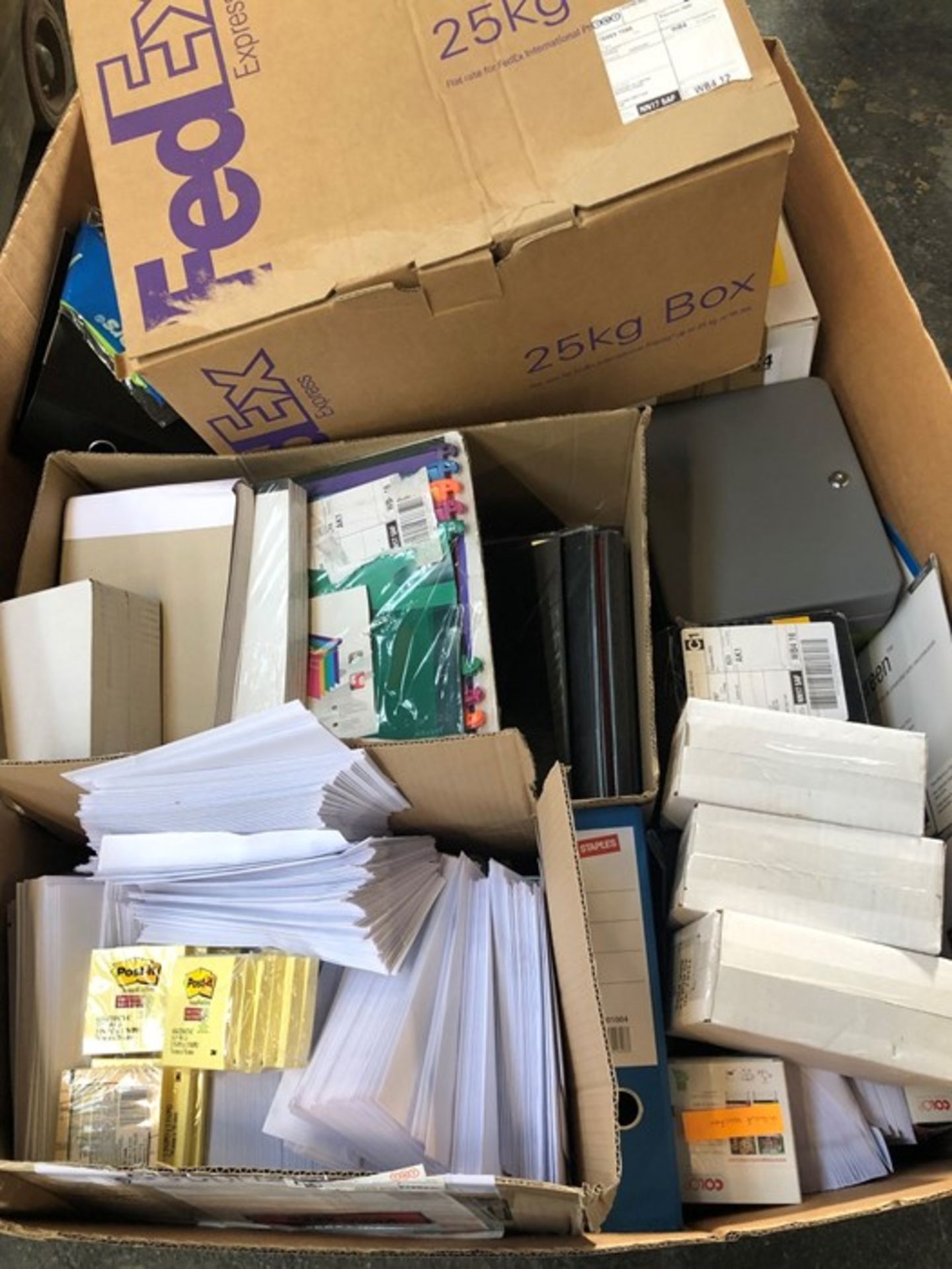 1 LOT TO CONTAIN ASSORTED STATIONERY / INCLUDES RUBBER GLOVES, ASSORTED FOLDERS, STAPLERS, ROLLING