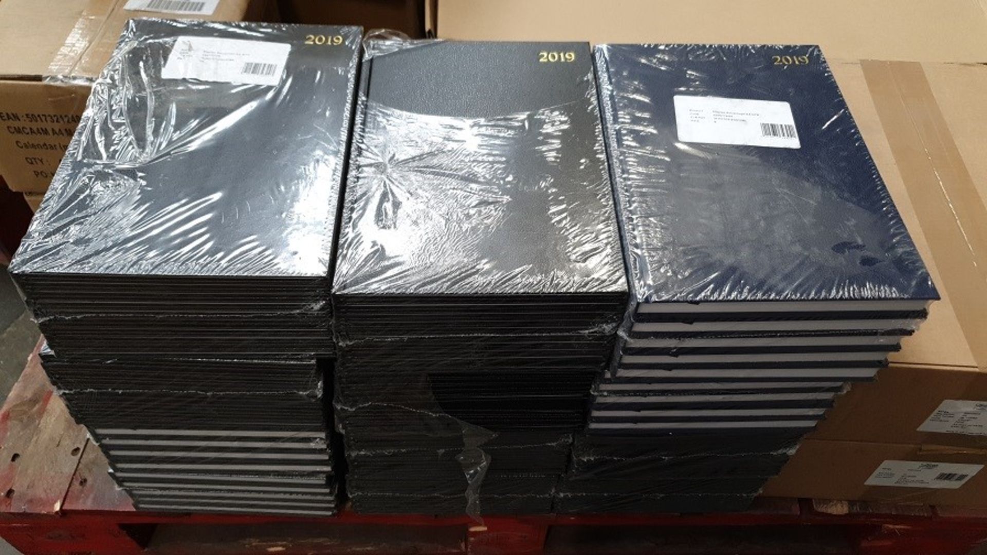 1 LOT TO CONTAIN 100 ASSORTED 2019 A5 DAY TO PAGE DIARYS IN NAVY AND BLACK / PN - 490 / RRP £550.