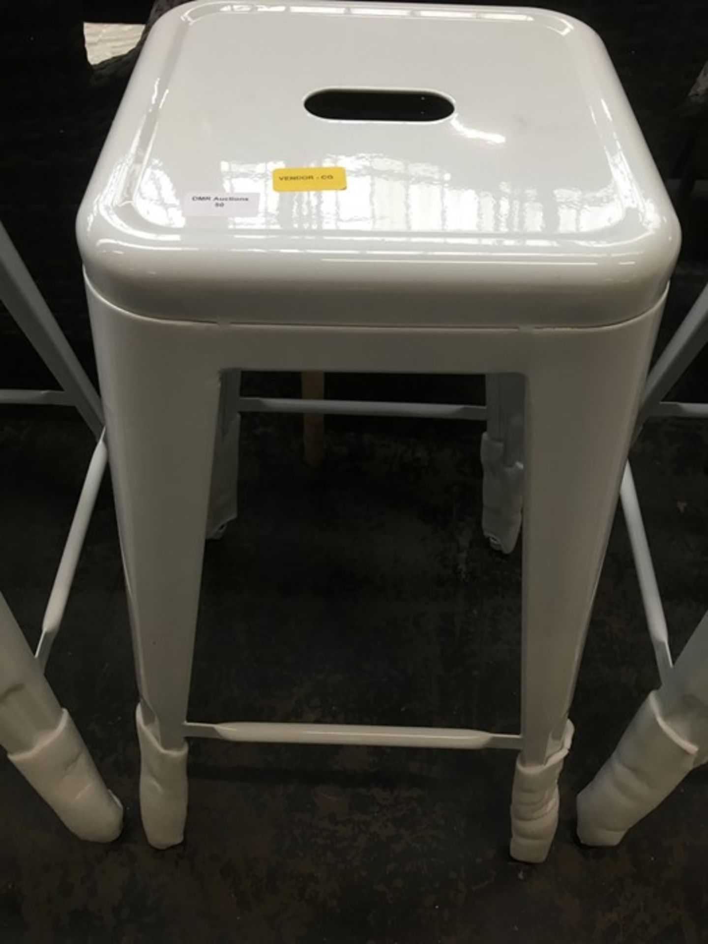 1 BAR STOOL IN WHITE / RRP £90.00 (PUBLIC VIEWING AVAILABLE)