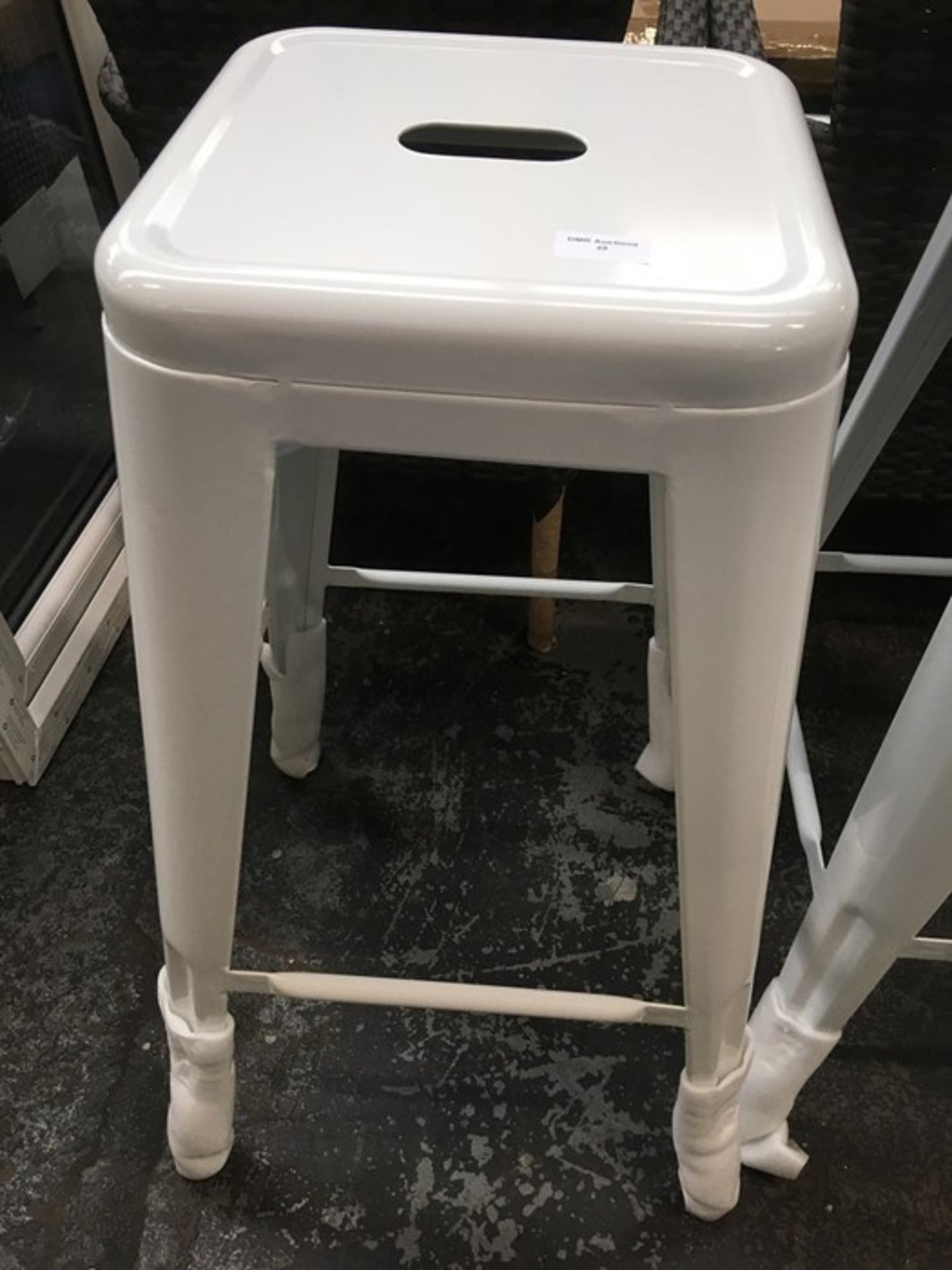 1 BAR STOOL IN WHITE / RRP £90.00 (PUBLIC VIEWING AVAILABLE)