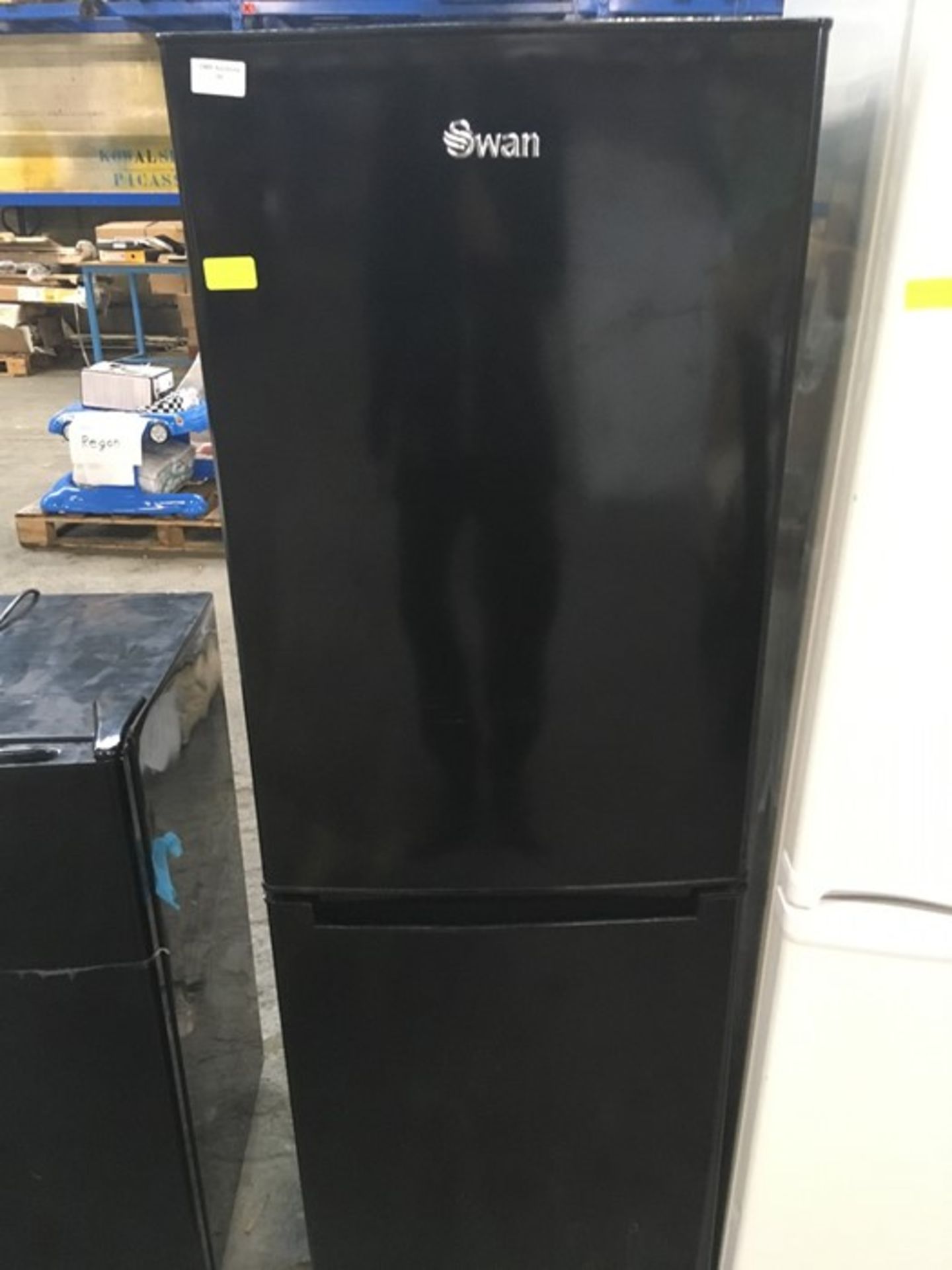 1 SWAN SR8180B FRIDGE FREEZER / COLOUR: BLACK / RRP £269.99 (PUBLIC VIEWING AVAILABLE)