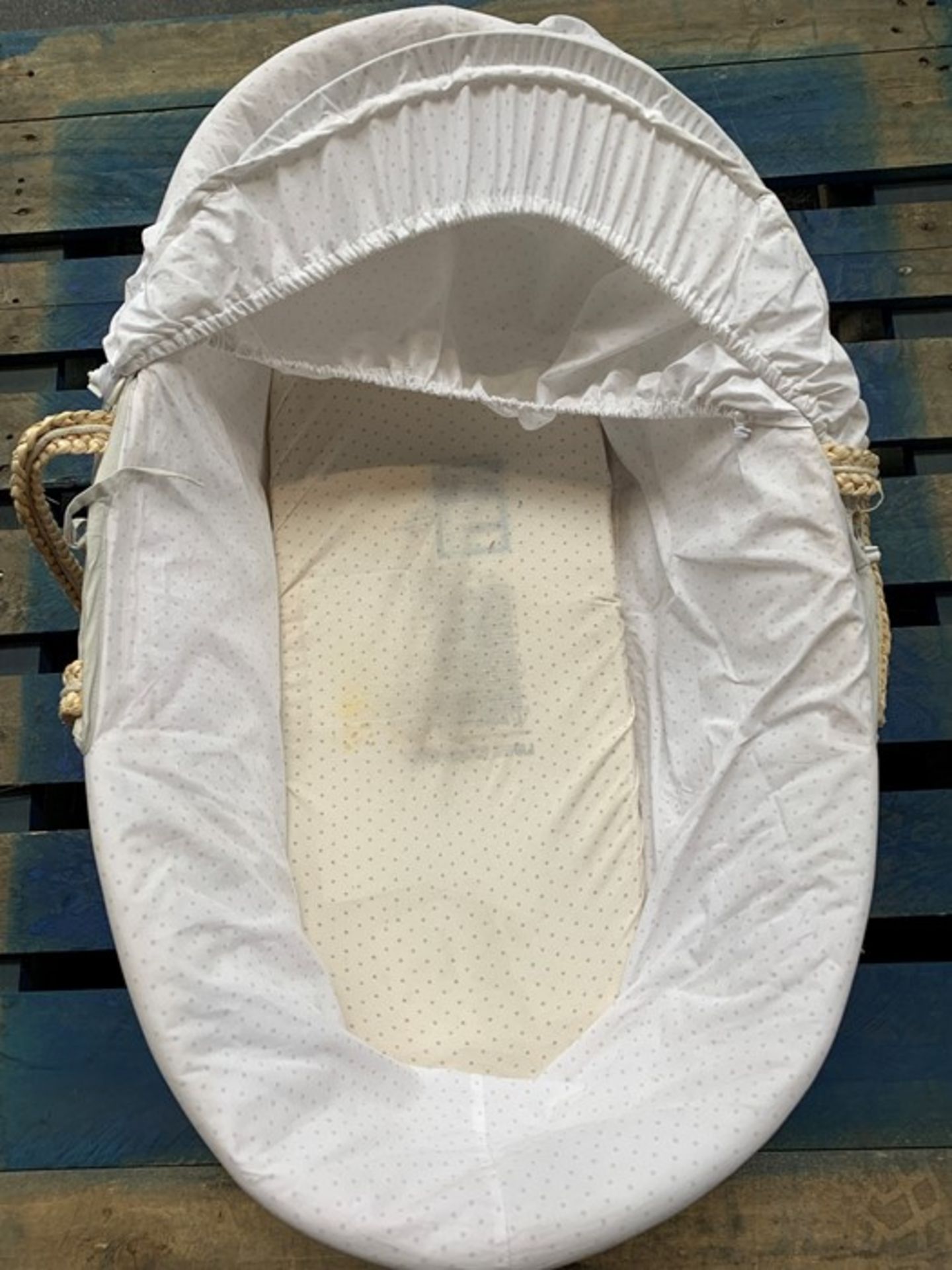 1 MOSES BASKET IN WHITE WITH GREY SPOTS / RRP £50.00 (PUBLIC VIEWING AVAILABLE