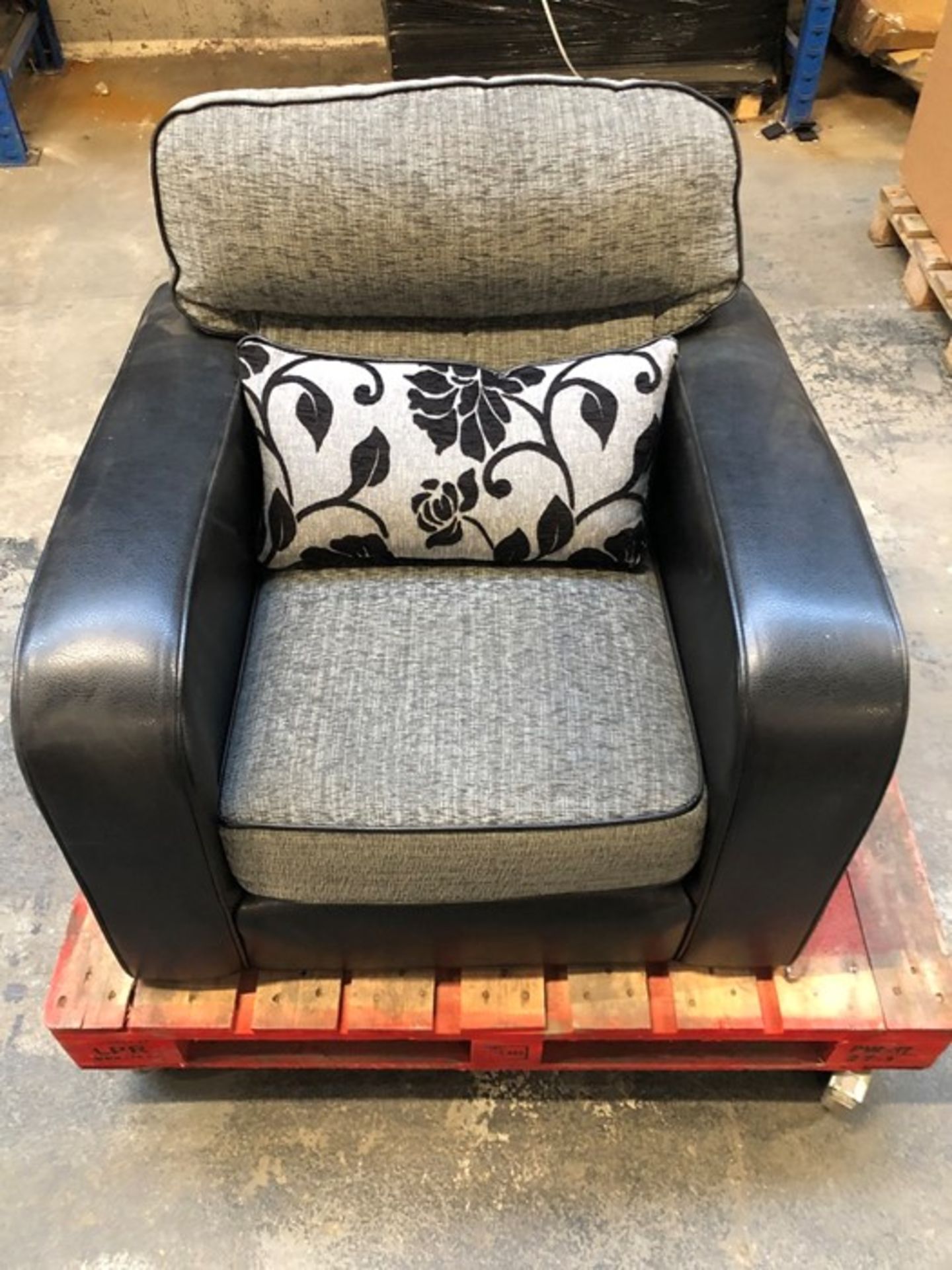 1 SINGLE SEATER LEATHER AND FABRIC ARMCHAIR IN BLACK WITH CUSHION / RRP £200.00 (PUBLIC VIEWING