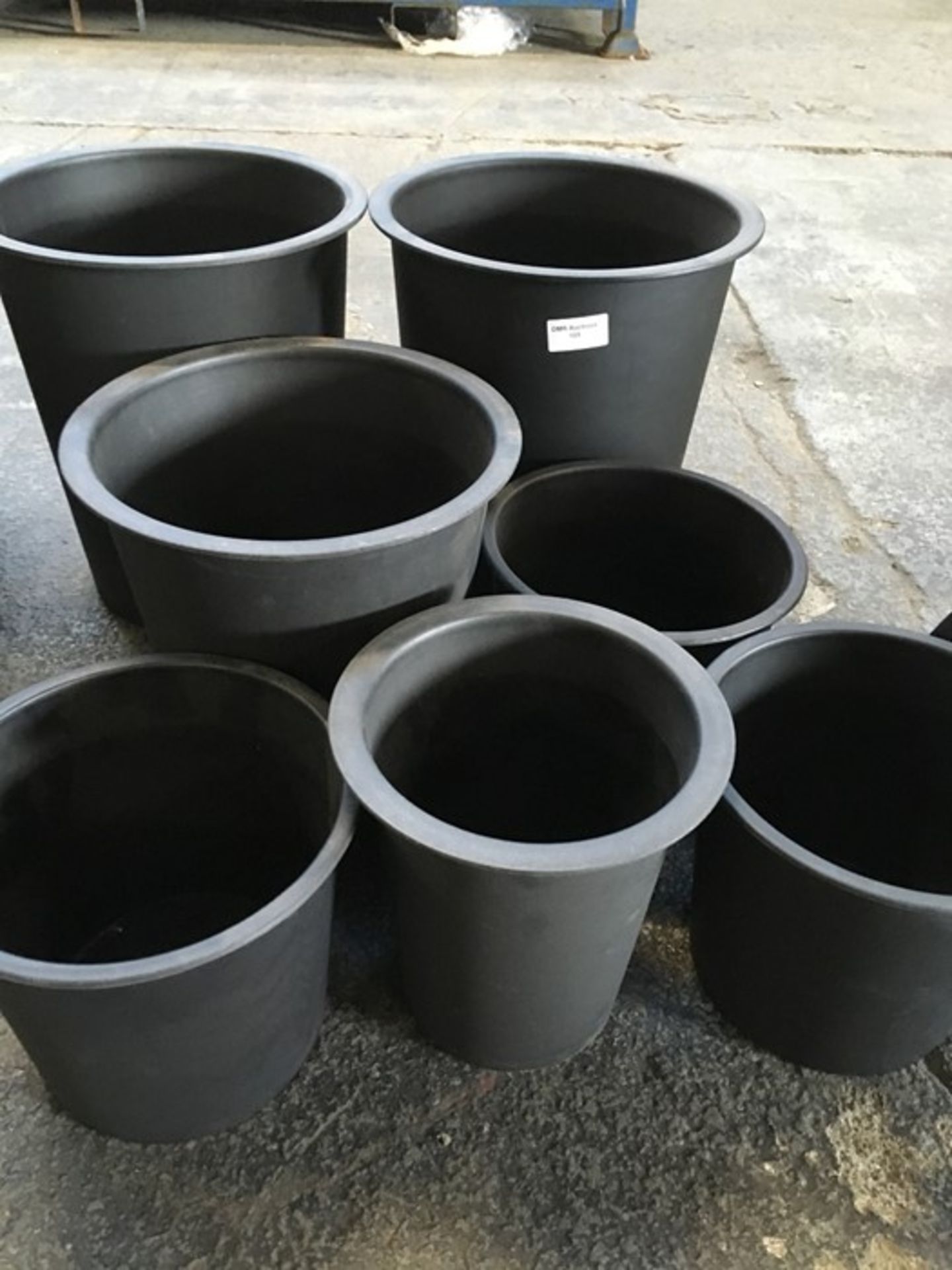 1 LOT TO CONTAIN 7 ASSORTED PLASTIC PLANT POTS IN BLACK / RRP £10.00 (PUBLIC VIEWING AVAILABLE)