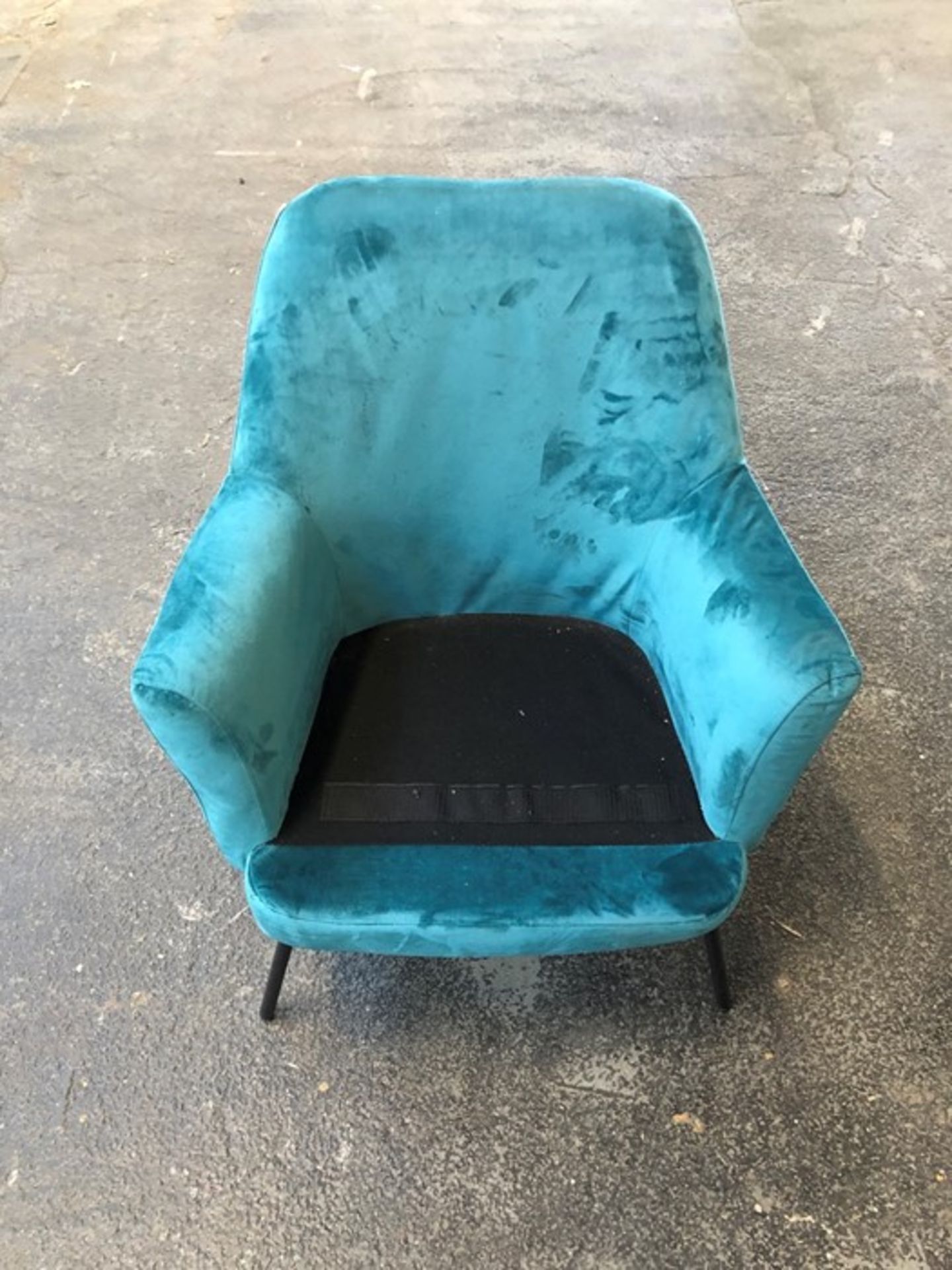 1 GRADE B VELVET ARMCHAIR IN TEAL / CUSHION MISSING / RRP £139.00 (PUBLIC VIEWING AVAILABLE)