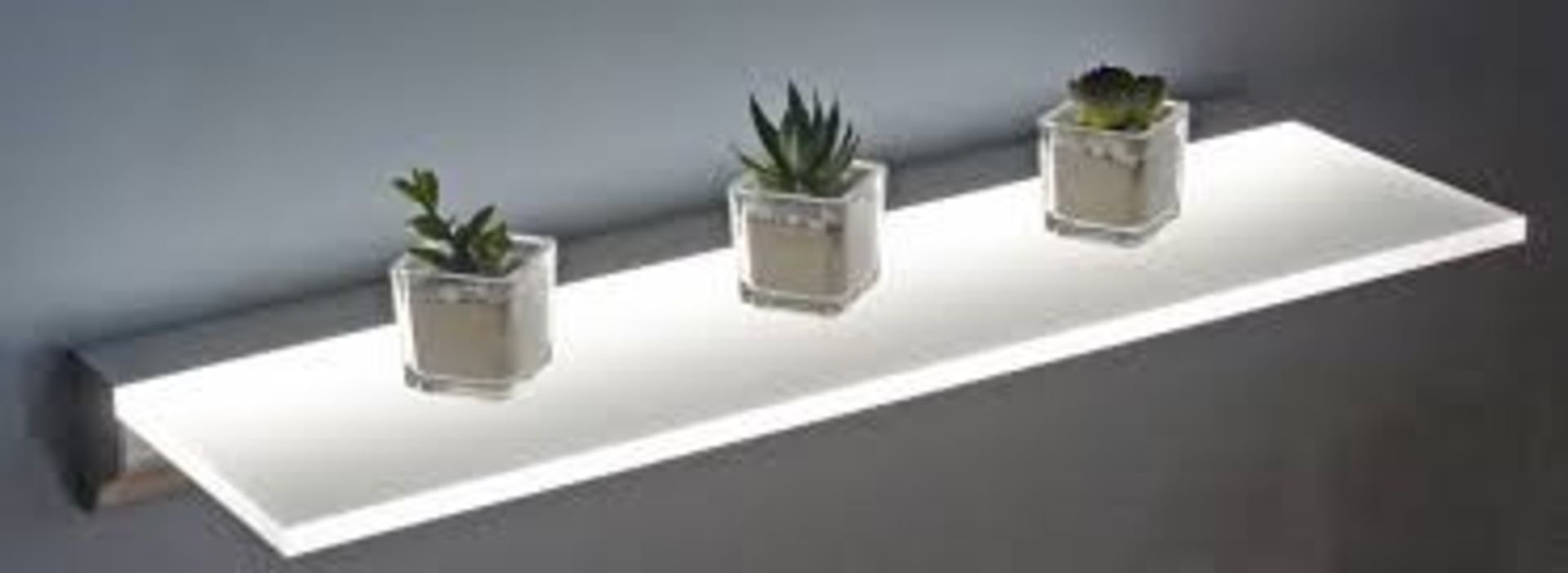 1 BOXED SIRIUS LED FLOATING SHELF / SIZE 900MM - SY7418A / RRP £108.00 (PUBLIC VIEWING AVAILABLE)