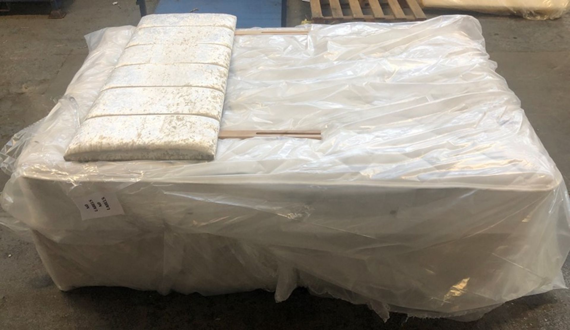 1 LOT TO CONTAIN A SMALL DOUBLE DIVAN AND MATTRESS SET / INCLUDES A CRUSHED VELVET SMALL DOUBLE