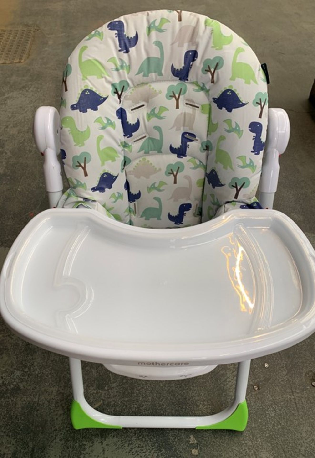 1 ASSEMBLED CARTOON DINOSAURS HIGH CHAIR IN GREEN AND WHITE / RRP £80.00 (PUBLIC VIEWING AVAILABLE)