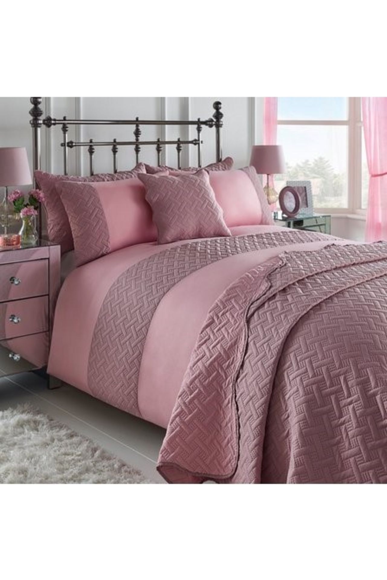 1 AS NEW BAGGED TWO TONE GEOMETRIC QUILTED BEDSPREAD IN BLUSH PINK / 220X240CM (PUBLIC VIEWING