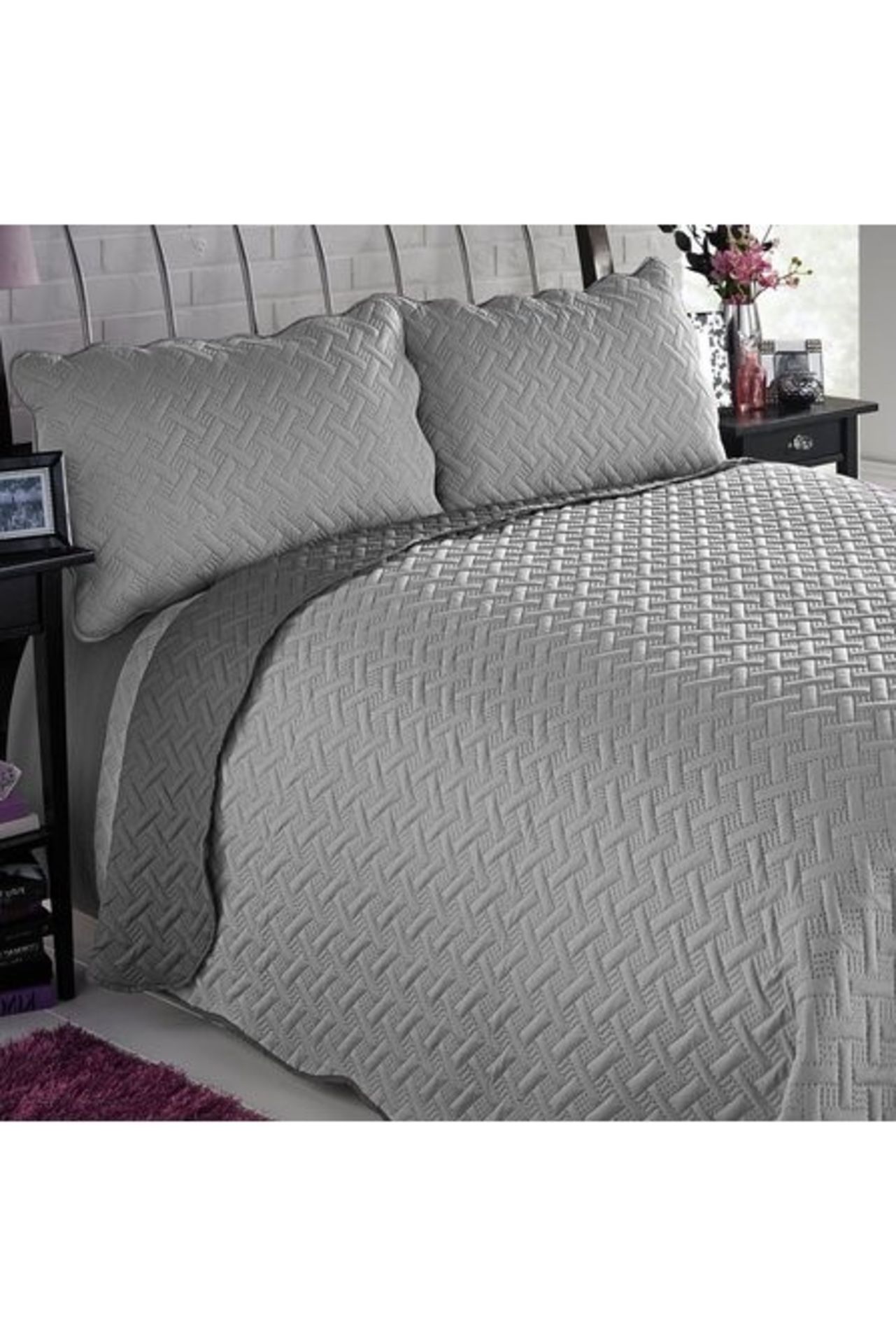 1 AS NEW BAGGED TWO TONE GEOMETRIC QUILTED BEDSPREAD IN GREY / 220X240CM (PUBLIC VIEWING AVAILABLE)