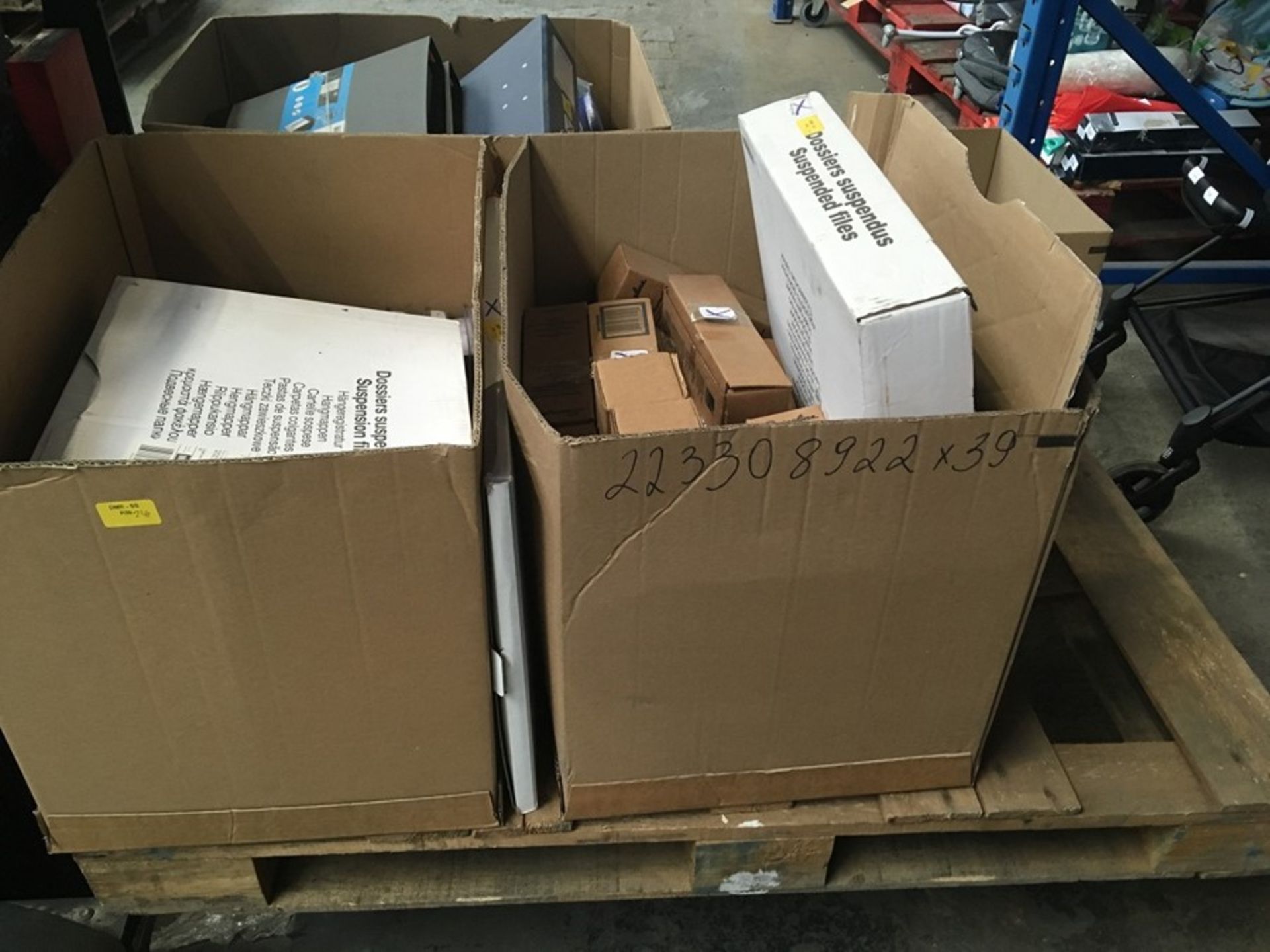 1 LOT TO CONTAIN ASSORTED ITEMS / INCLUDES FILES, SOAP DISPENSERS, MONITOR CABLES & SHREDDER OIL /