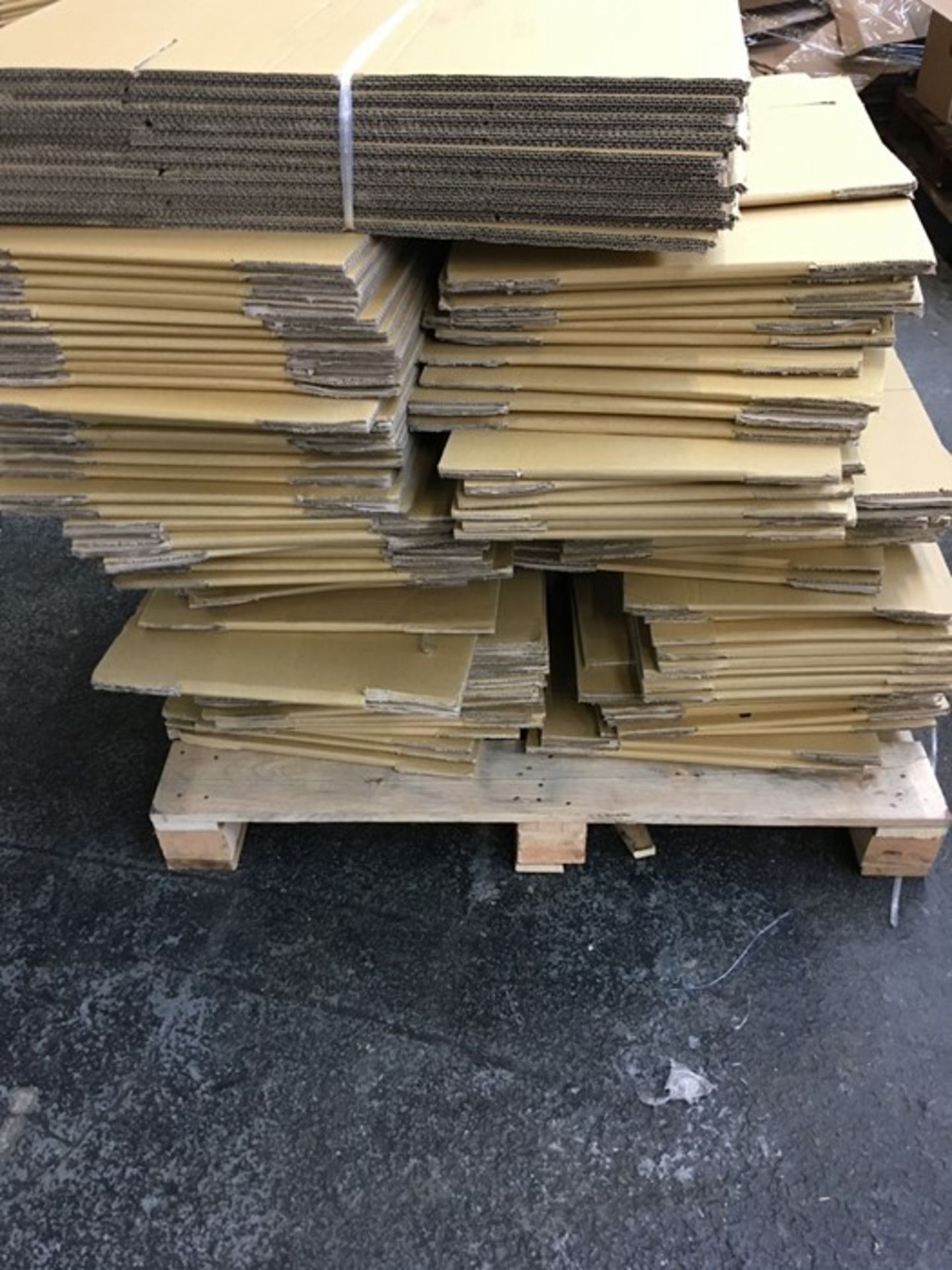 1 LOT TO CONTAIN ASSORTED CARDBOARD BOXES / COLOURS, SIZES AND CONDITIONS MAY VARY / PN - 325 (