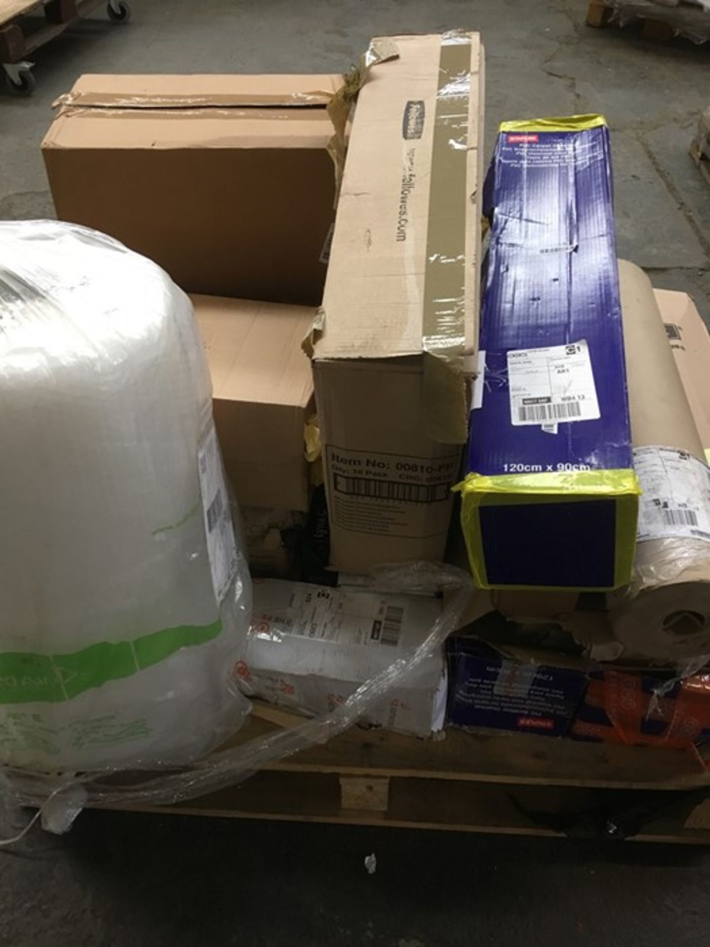 1 LOT TO CONTAIN ASSORTED OFFICE EQUIPMENT / INCLUDING PVC CARPET CHAIR MATS, BUBBLE WRAP AND OFFICE