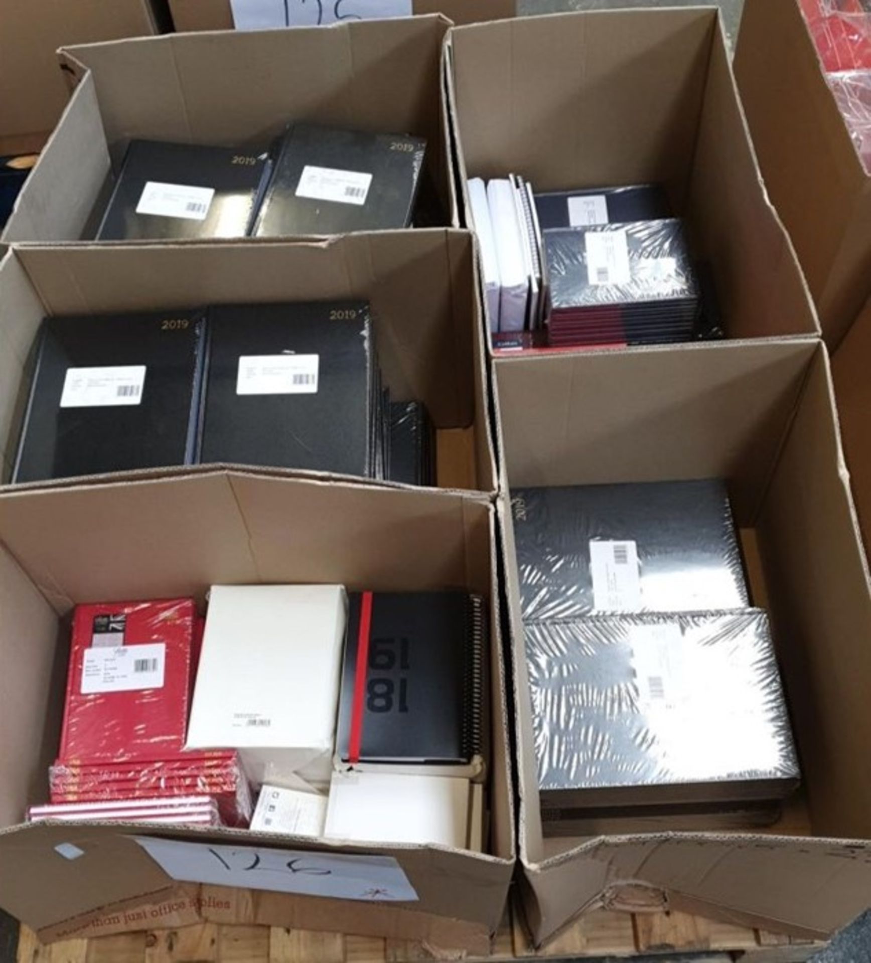 1 LOT TO CONTAIN VARIOUS 2019 DIARIES IN DIFFERENT COLOURS AND SIZES - PN 542 (VIEWING HIGHLY