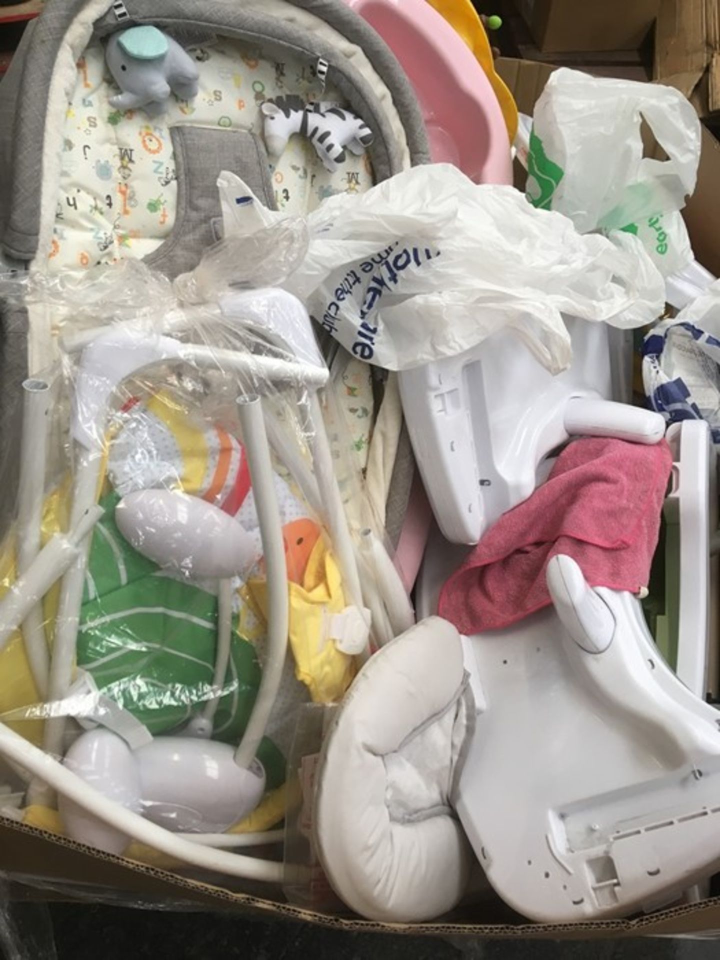 1 LOT TO CONTAIN ASSORTED MOTHERCARE PRODUCTS / INCLUDING BABY TRAYS, BABY WALKER AND BABY BATHS /