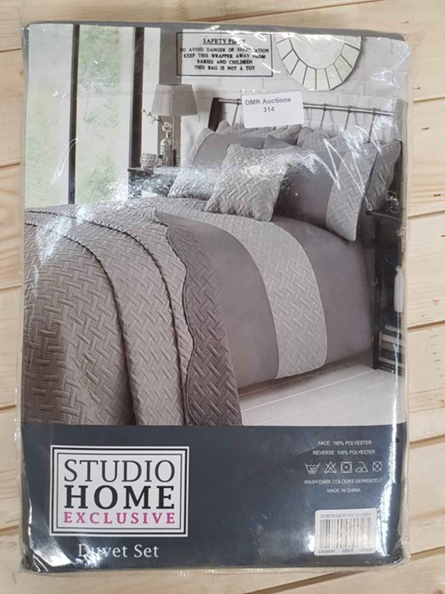 1 AS NEW BAGGED STUDIO HOME EXCLUSIVE DUVET SET IN GREY (PUBLIC VIEWING AVAILABLE)