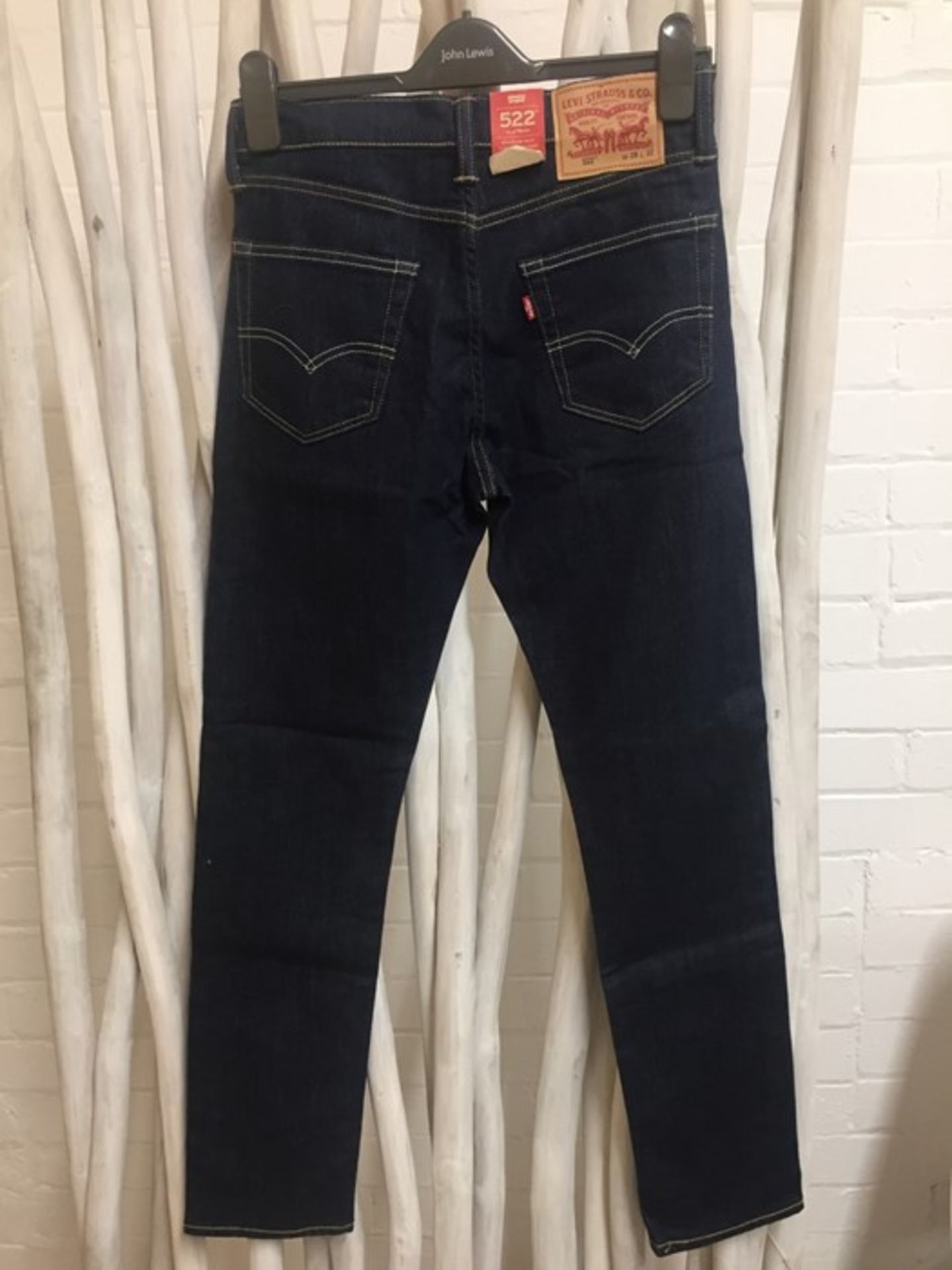 1 LEVI SLIM TAPER 522 DARK DENIM JEANS IN W28 L32 / RRP £100.00 (PUBLIC VIEWING AVAILABLE)