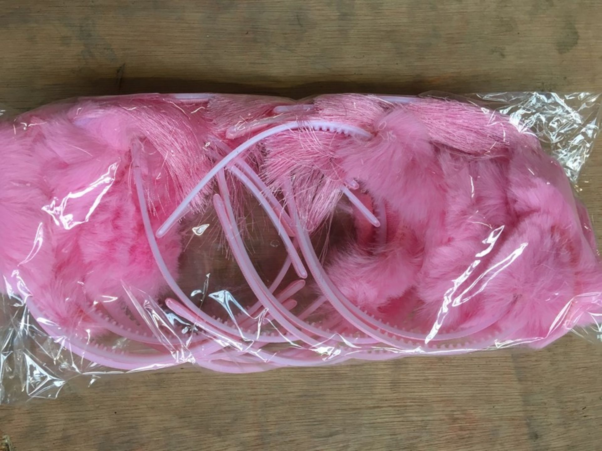 1 LOT TO CONTAIN 10 ASSORTED FUR-VELVET HEADBANDS IN PINK (PUBLIC VIEWING AVAILABLE)