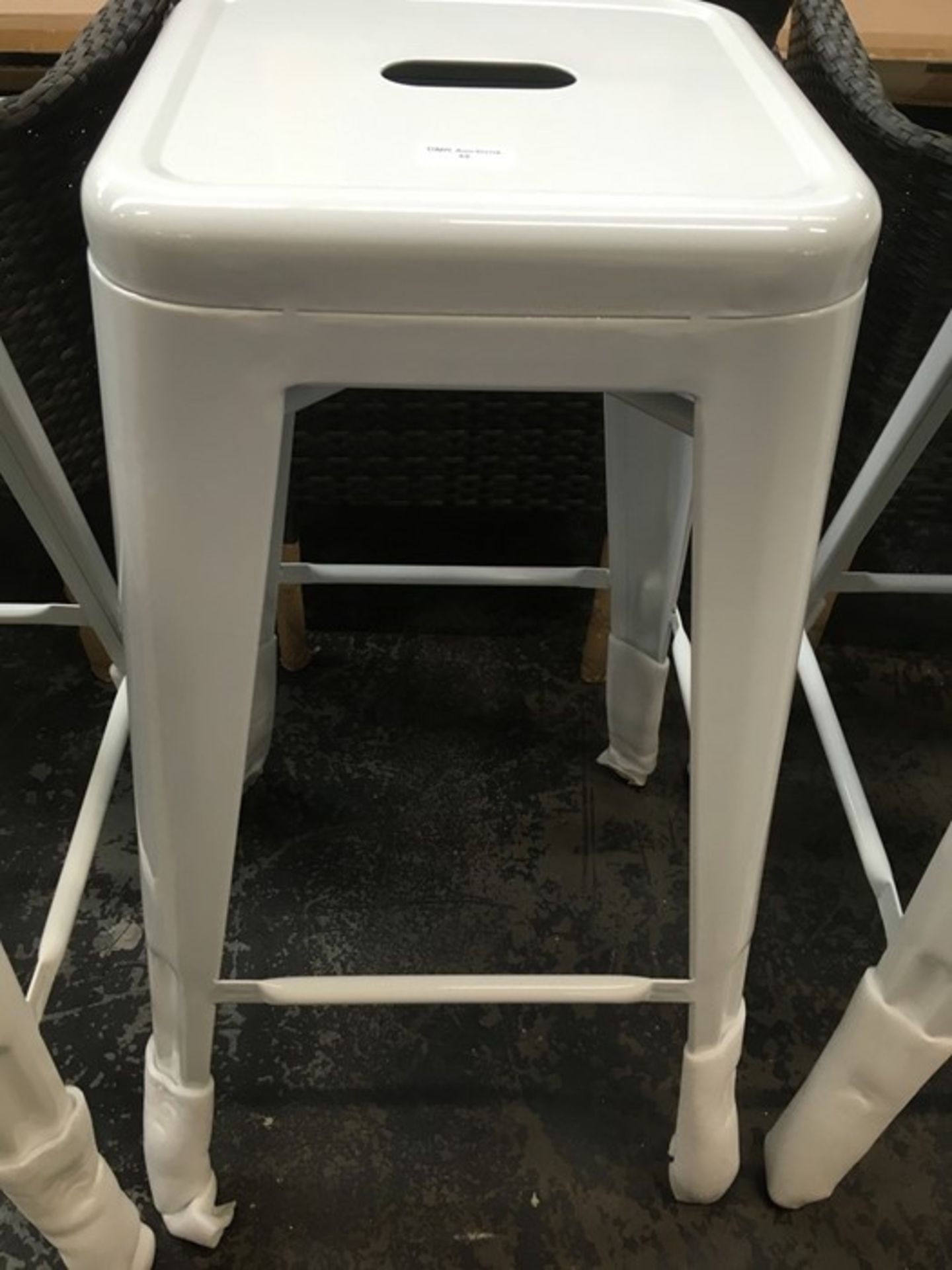 1 BAR STOOL IN WHITE / RRP £90.00 (PUBLIC VIEWING AVAILABLE)