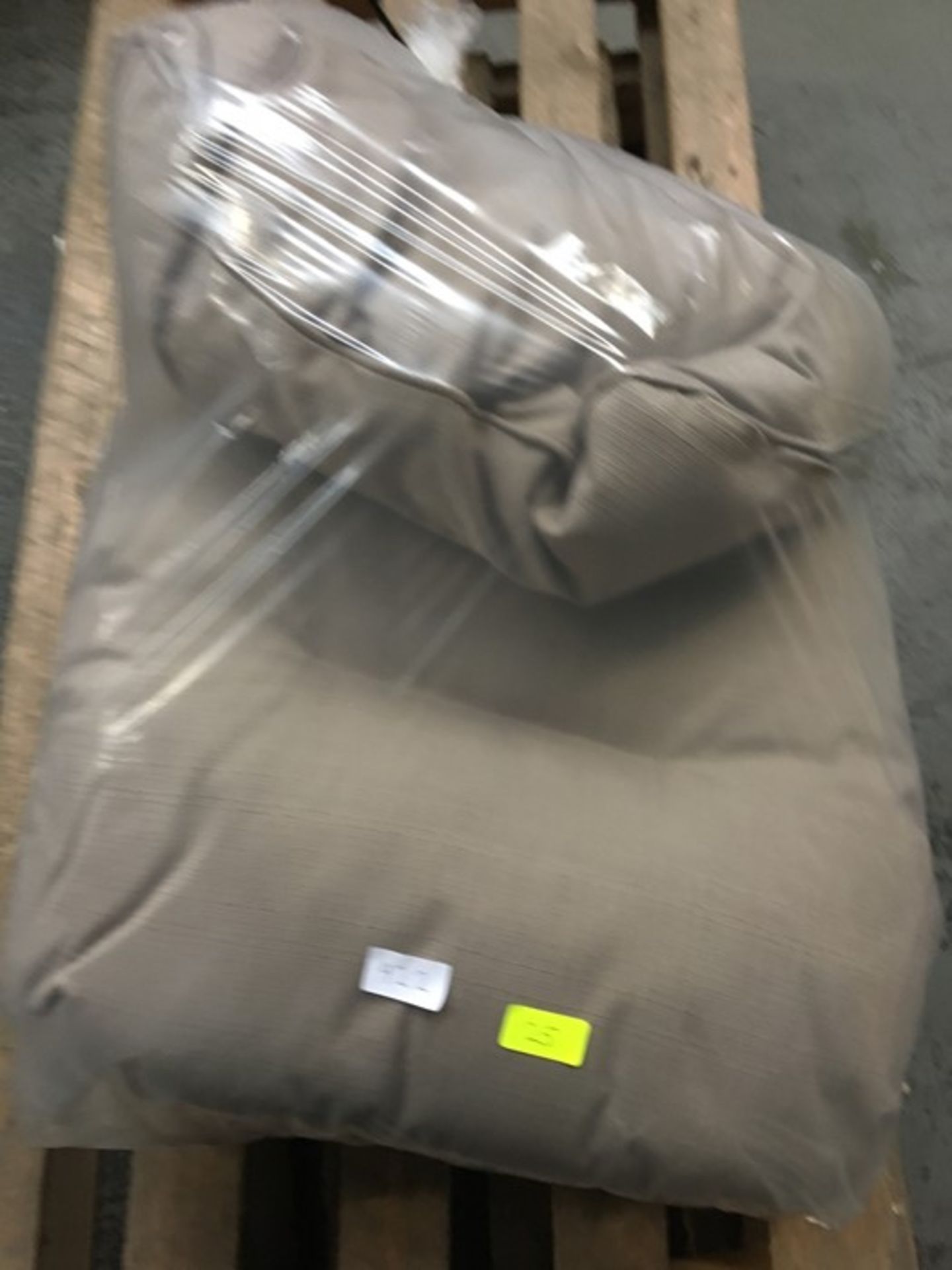 1 LOT TO CONTAIN 4 ASSORTED CUSHIONS / COLOURS, SIZES AND CONDITIONS MAY VARY (PUBLIC VIEWING